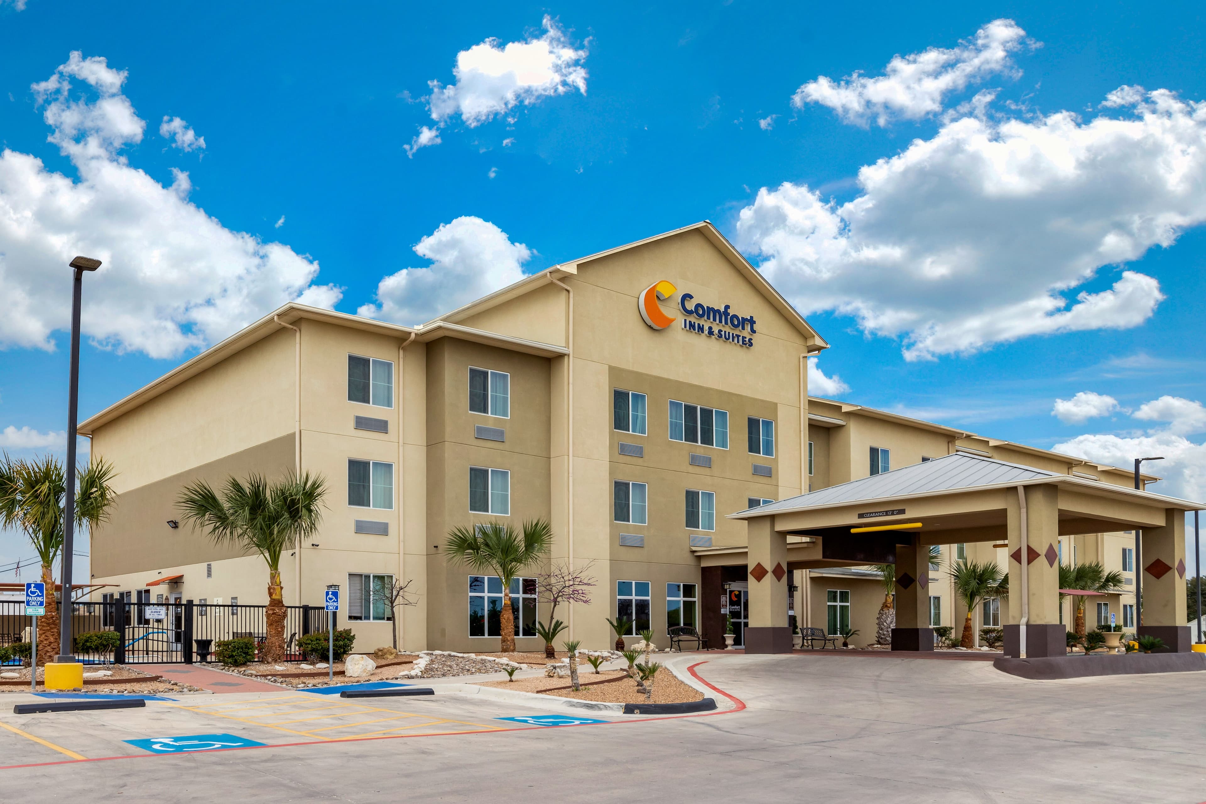 Comfort Inn & Suites Lakeside - Image 1
