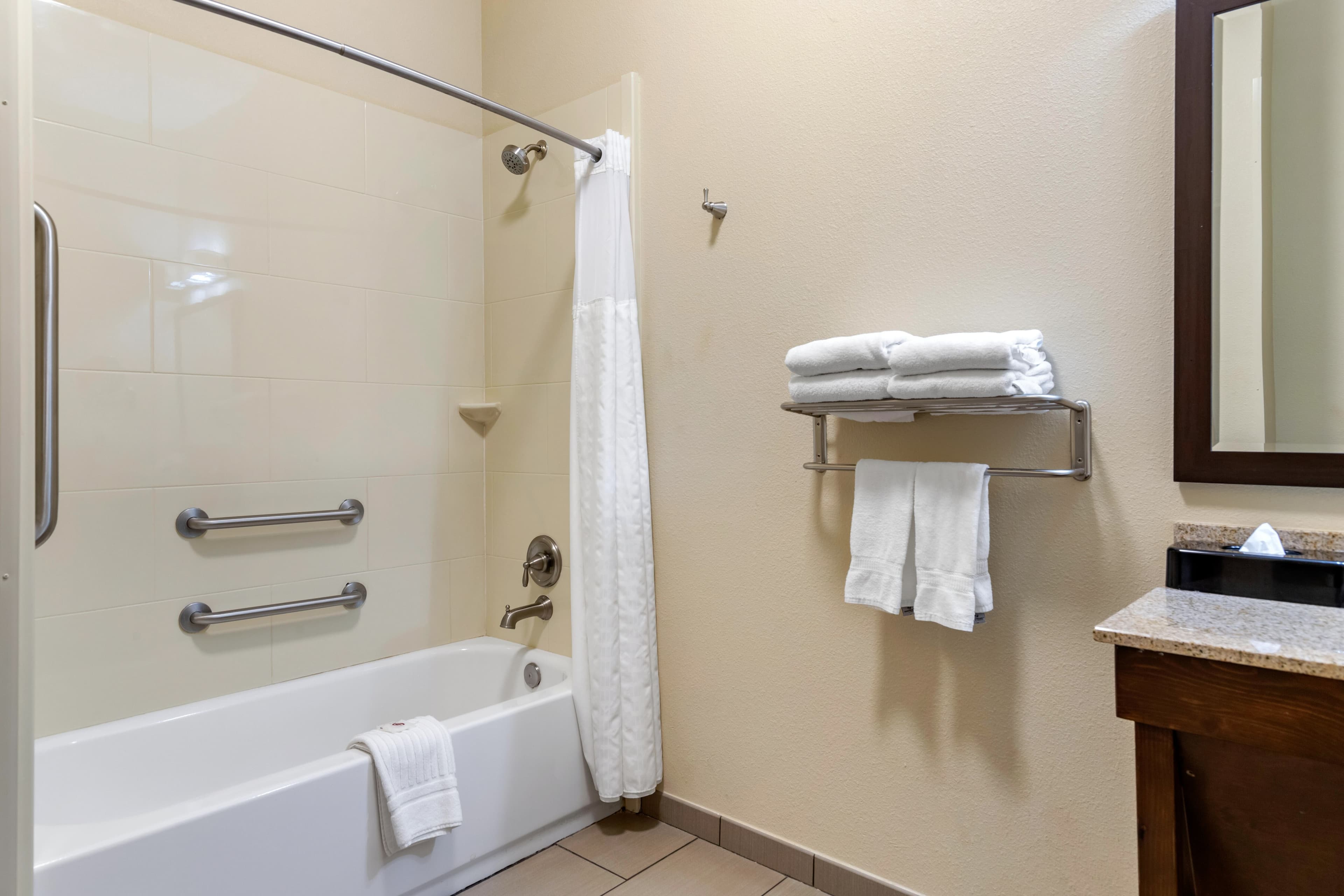Comfort Inn & Suites Lakeside — 9