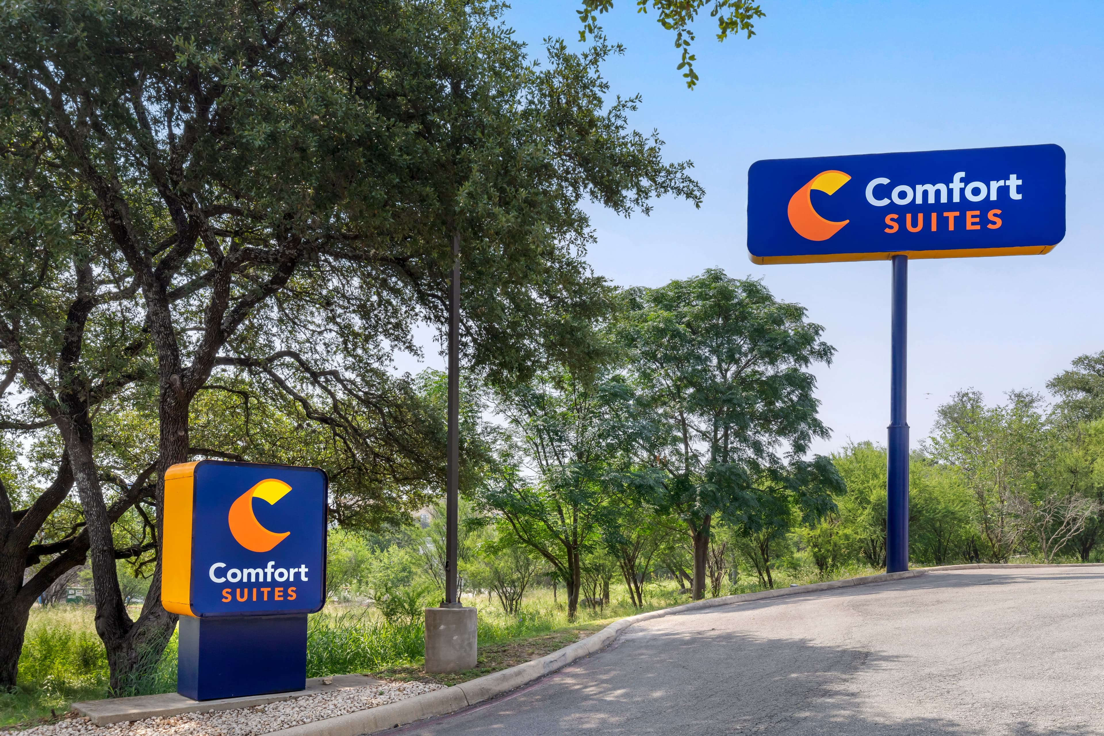 Comfort Suites Medical Center near Six Flags - Image 1