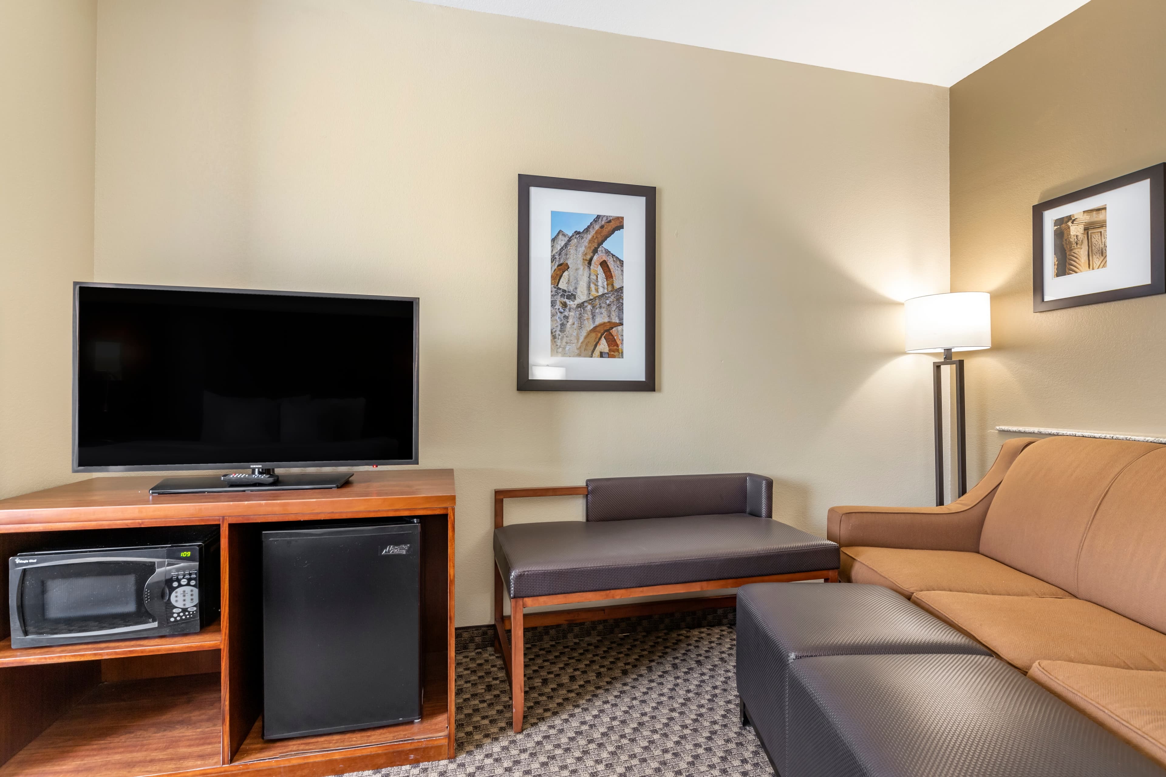 Comfort Suites Medical Center near Six Flags - Image 4