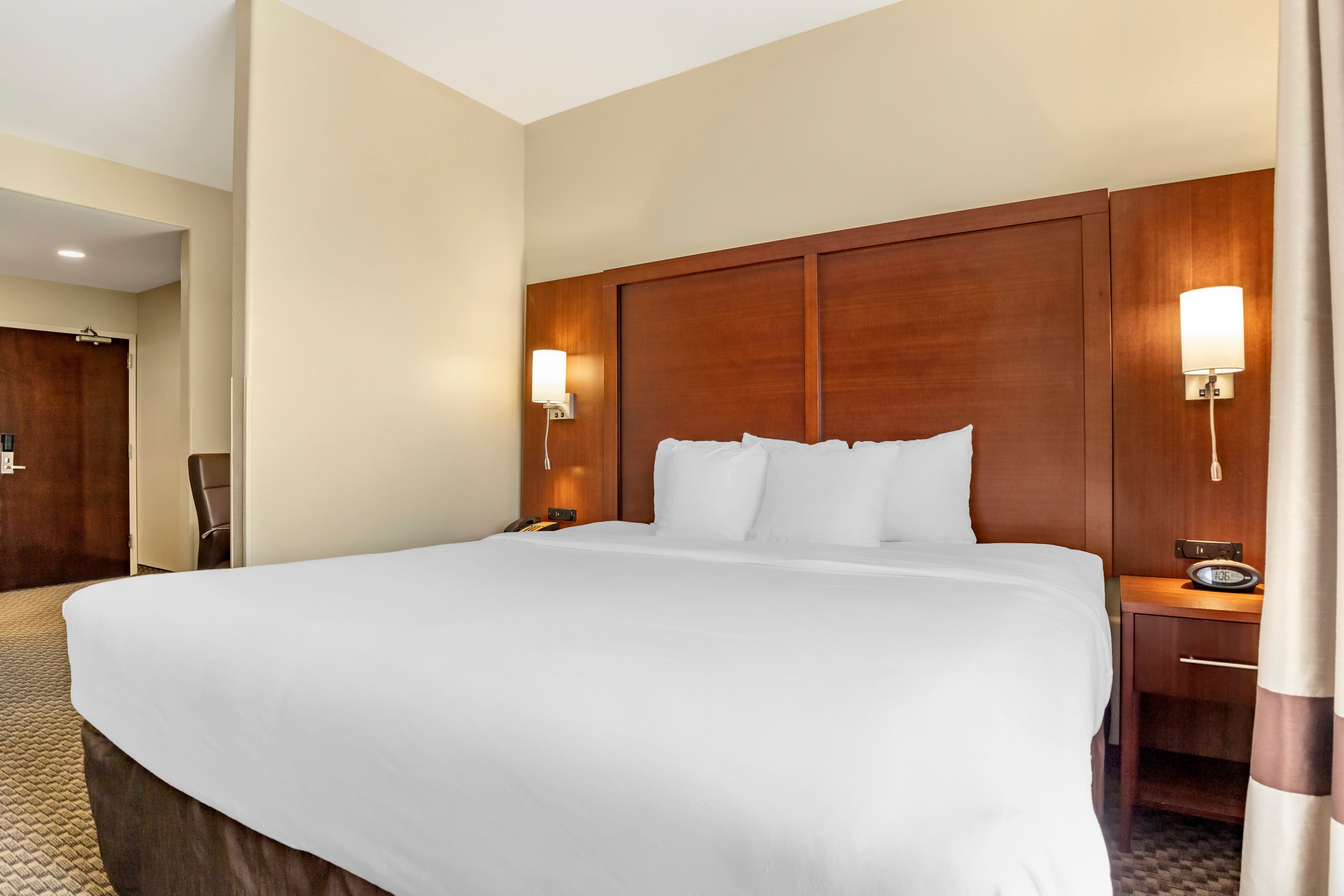 Comfort Suites Medical Center near Six Flags - Image 5