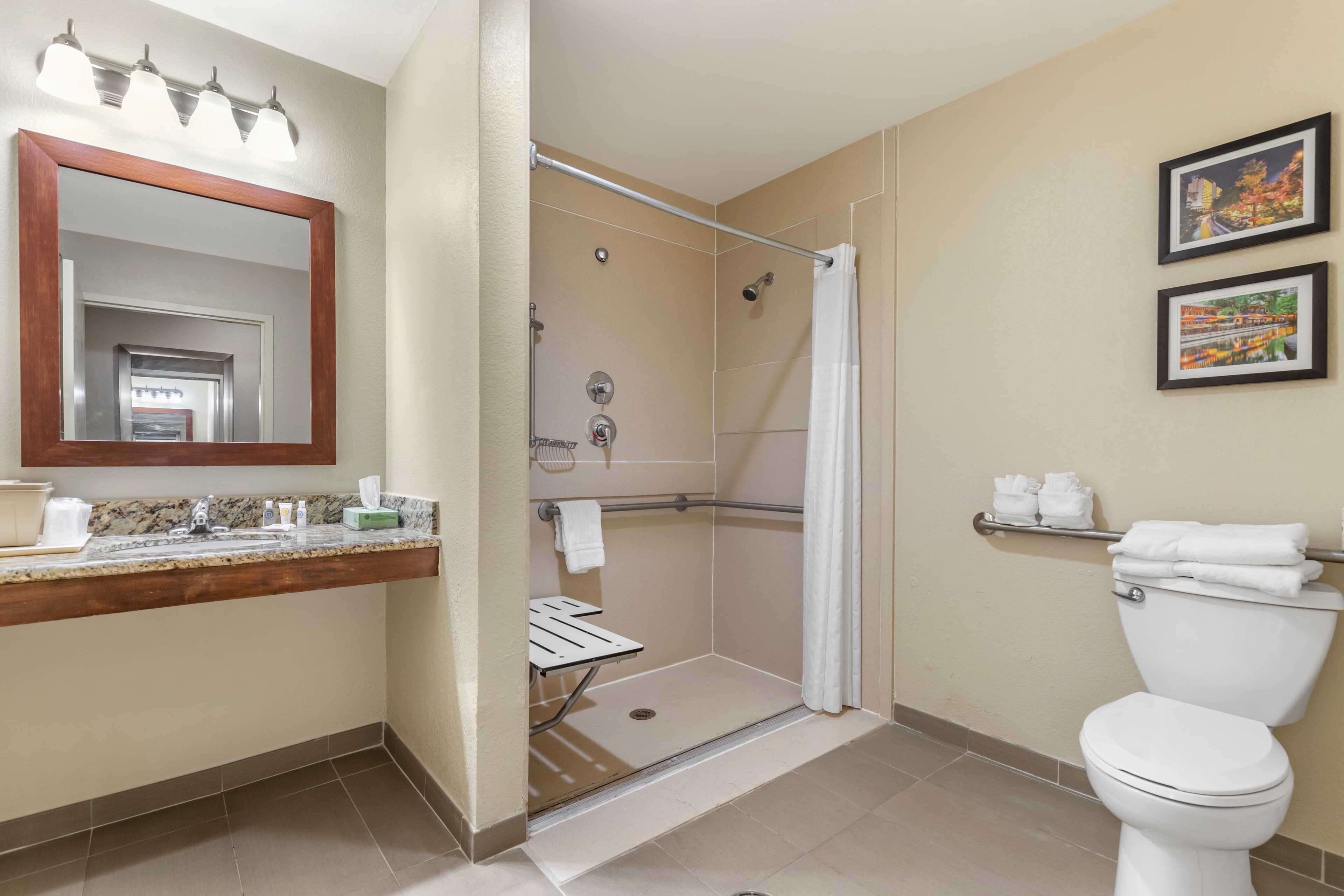 Comfort Suites Medical Center near Six Flags - Image 2