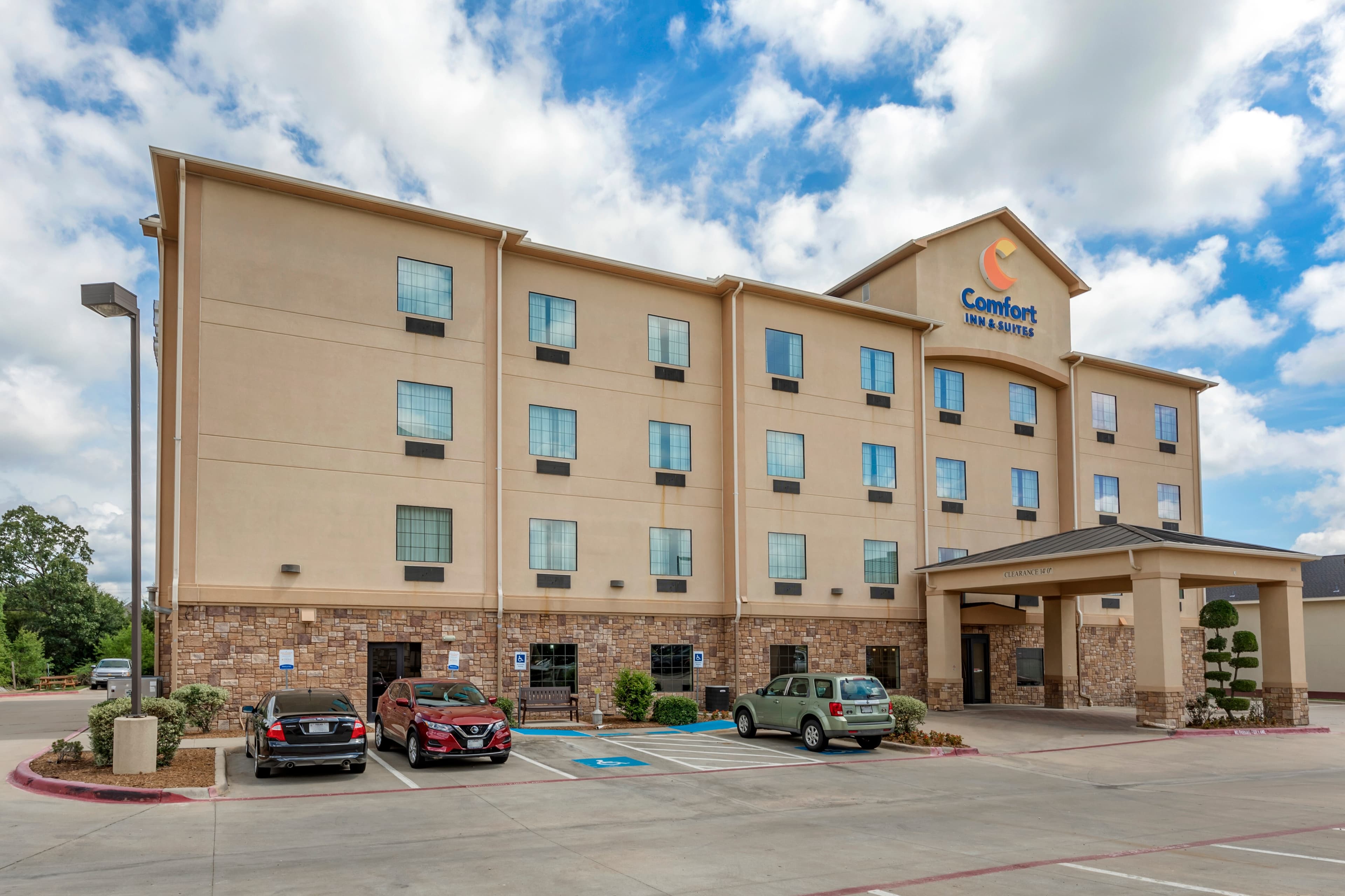 Comfort Inn & Suites Paris - Image 1