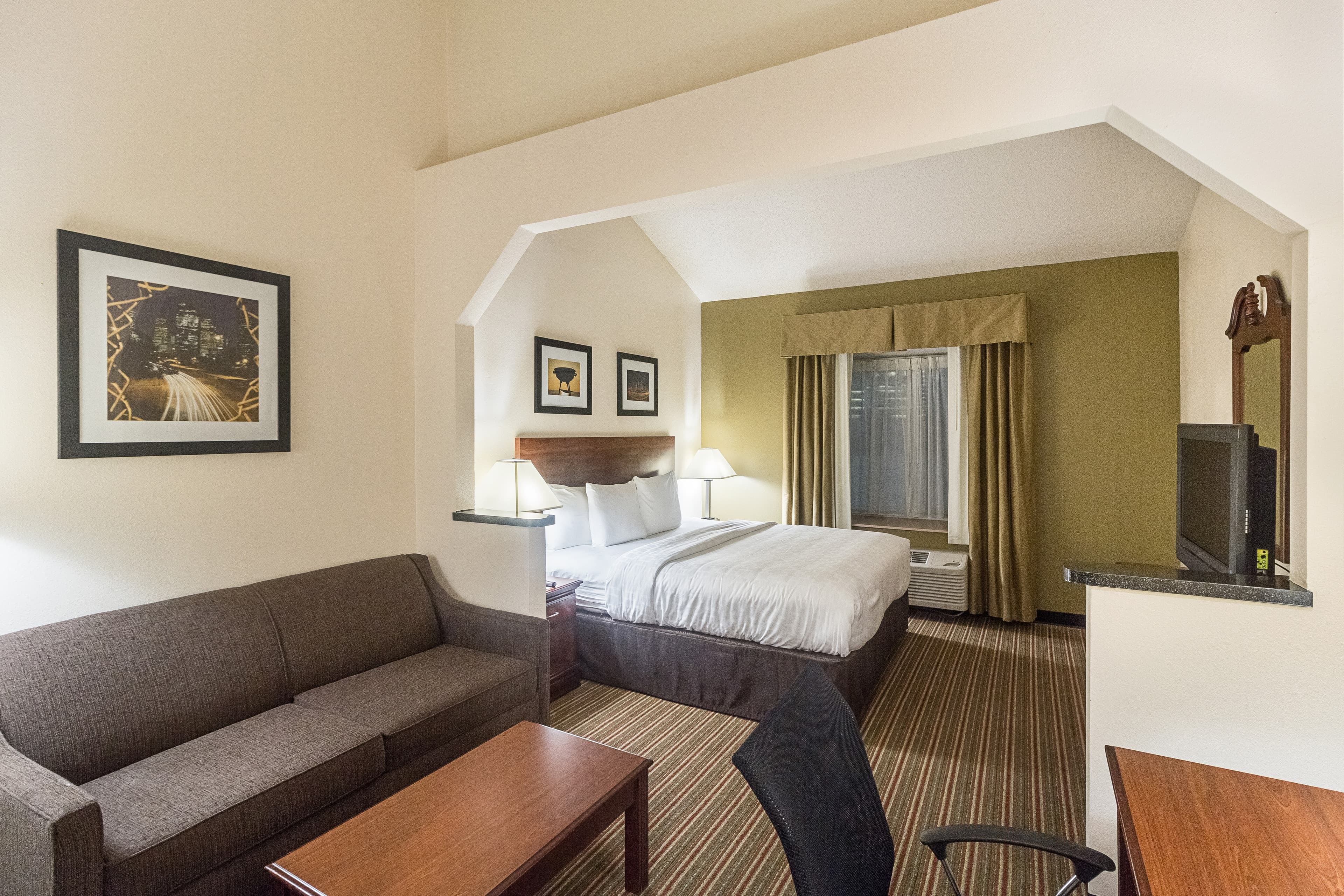 Quality Inn & Suites West Chase - Image 2