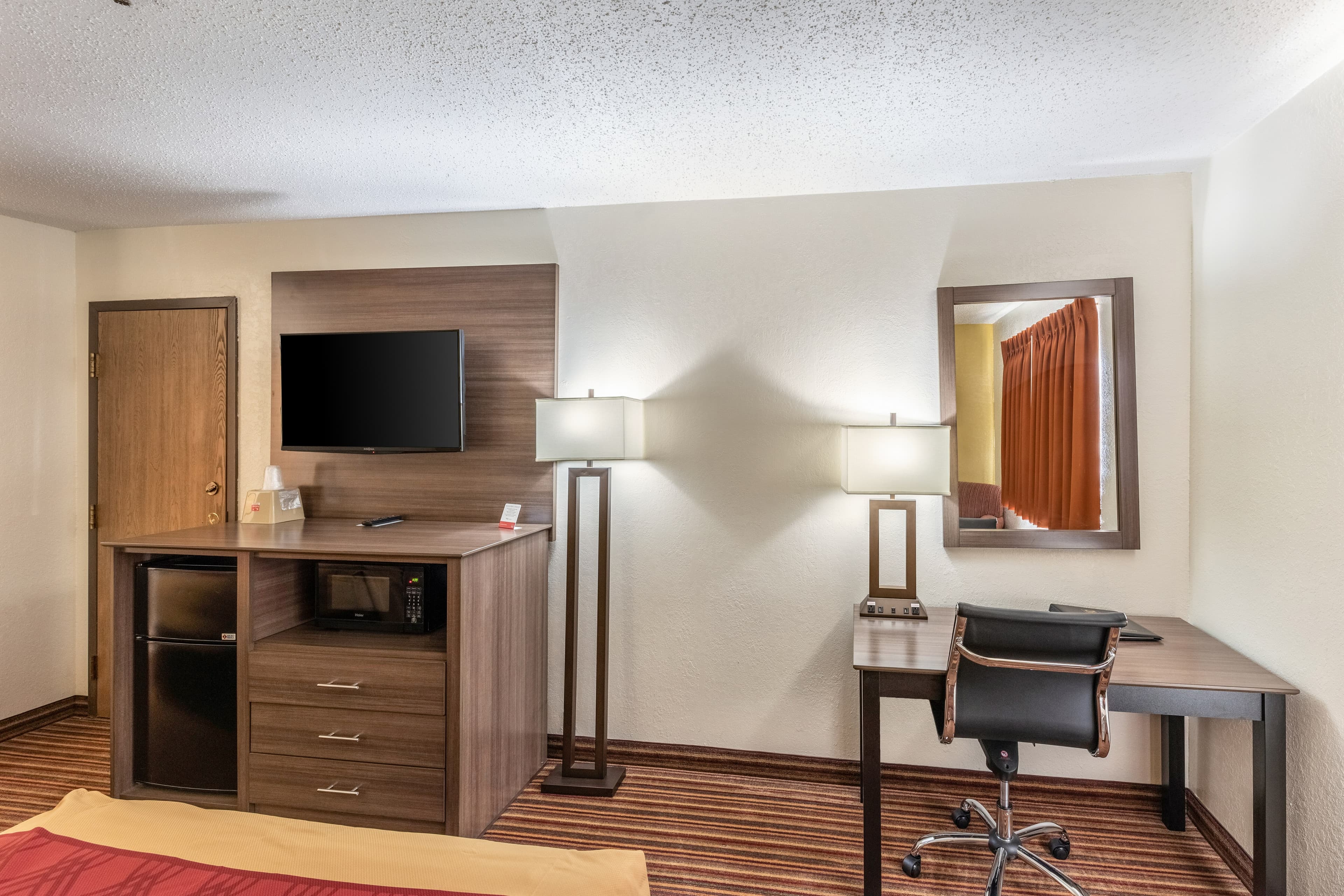 Econo Lodge Inn & Suites Mckinney - Plano North - Image 4