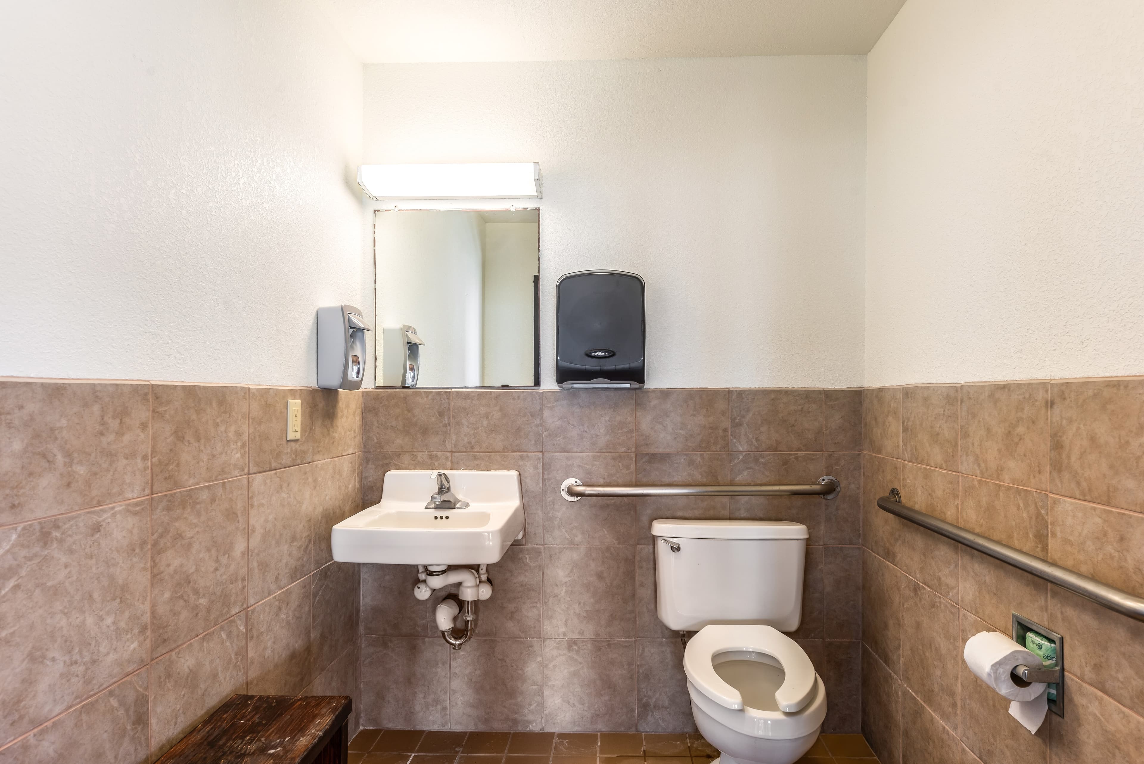 Econo Lodge Inn & Suites Mckinney - Plano North — 7