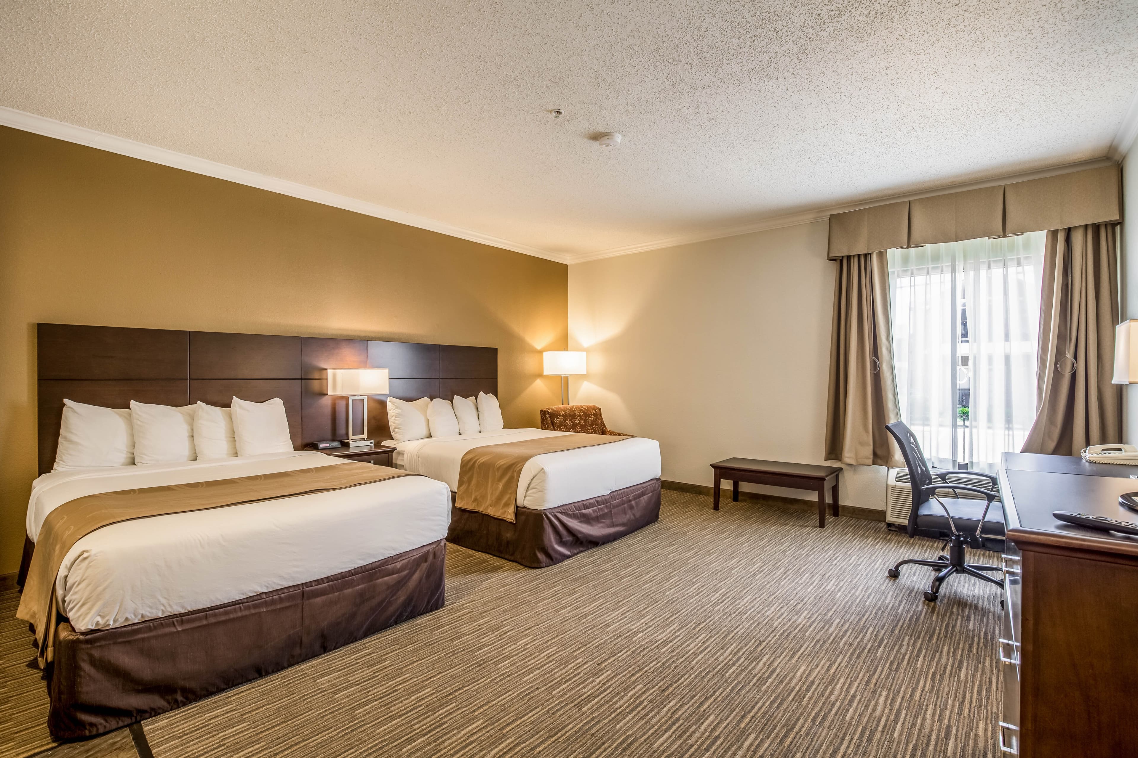 Quality Inn & Suites Seabrook- NASA- Kemah - Image 4