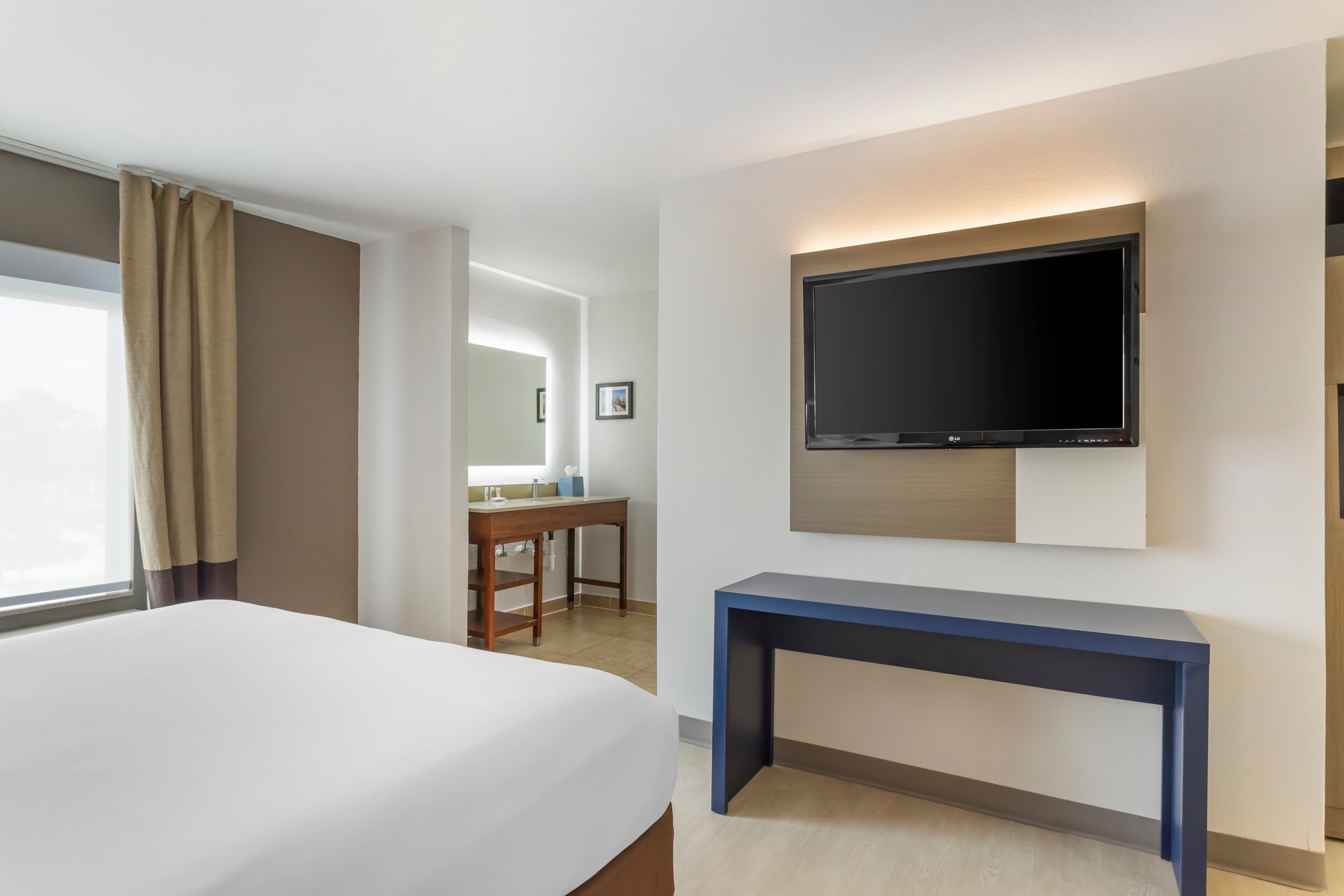Comfort Inn & Suites Houston FM1960 - Champions — 24