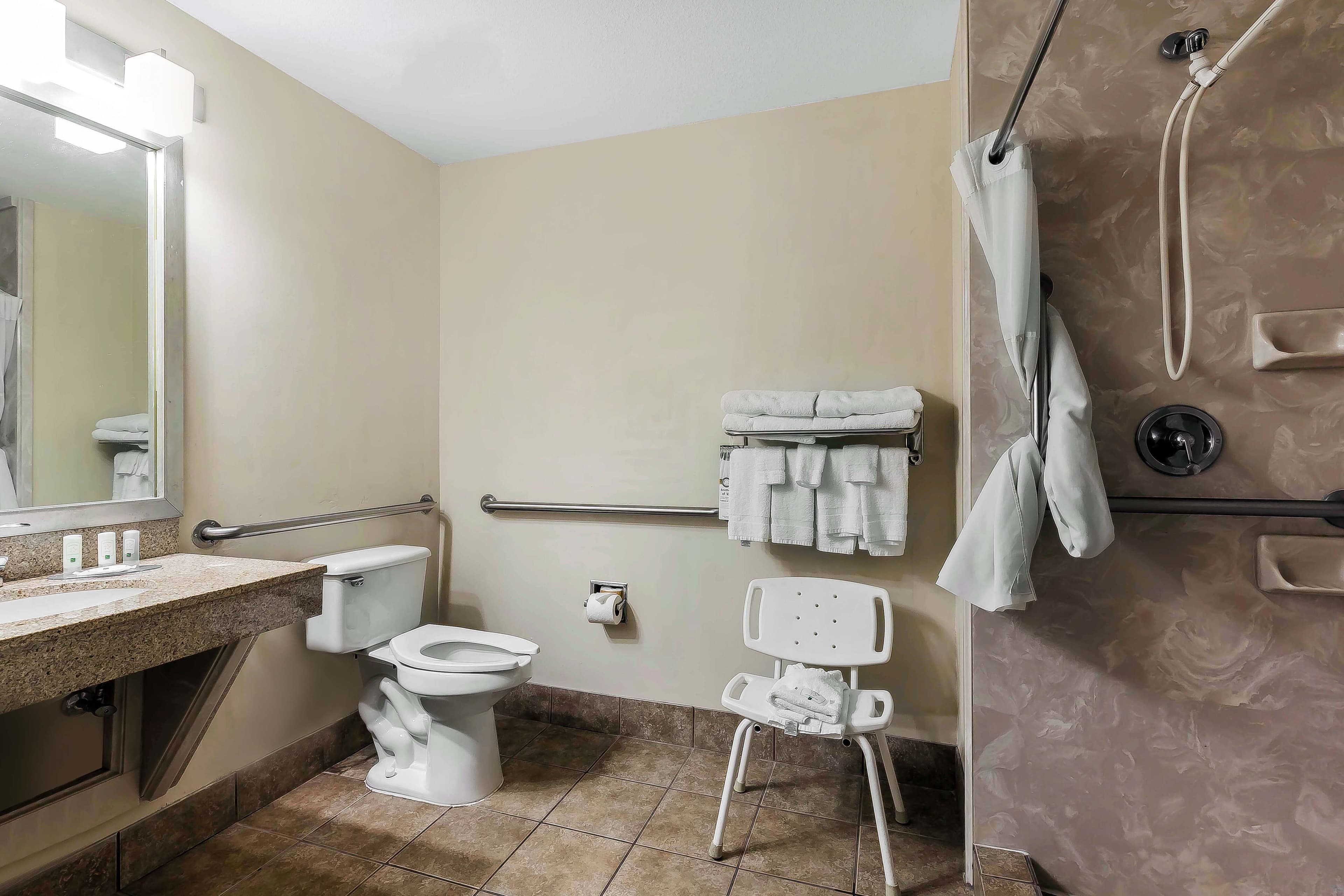 Quality Inn & Suites - Granbury - Image 4