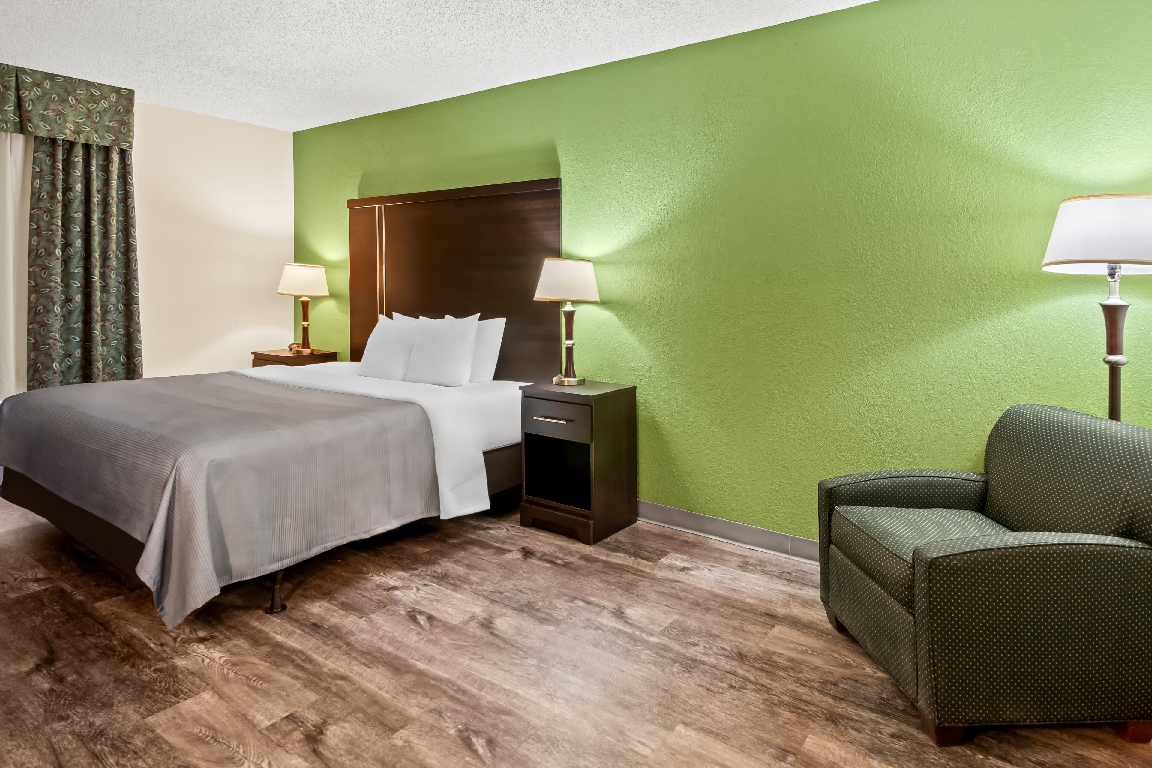 Quality Inn & Suites - Granbury - Image 2