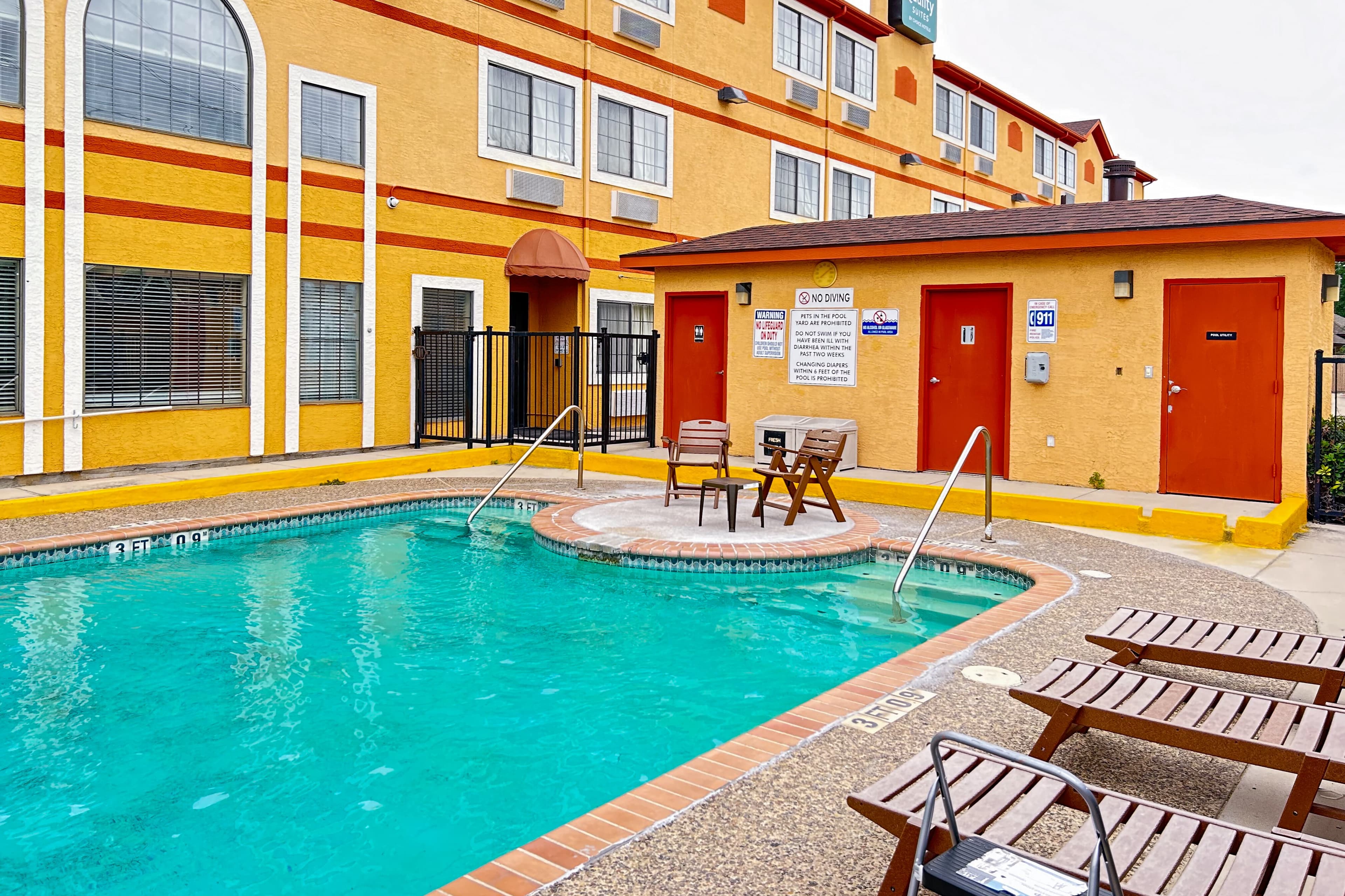 Quality Suites San Antonio Brooks City Base - Image 1