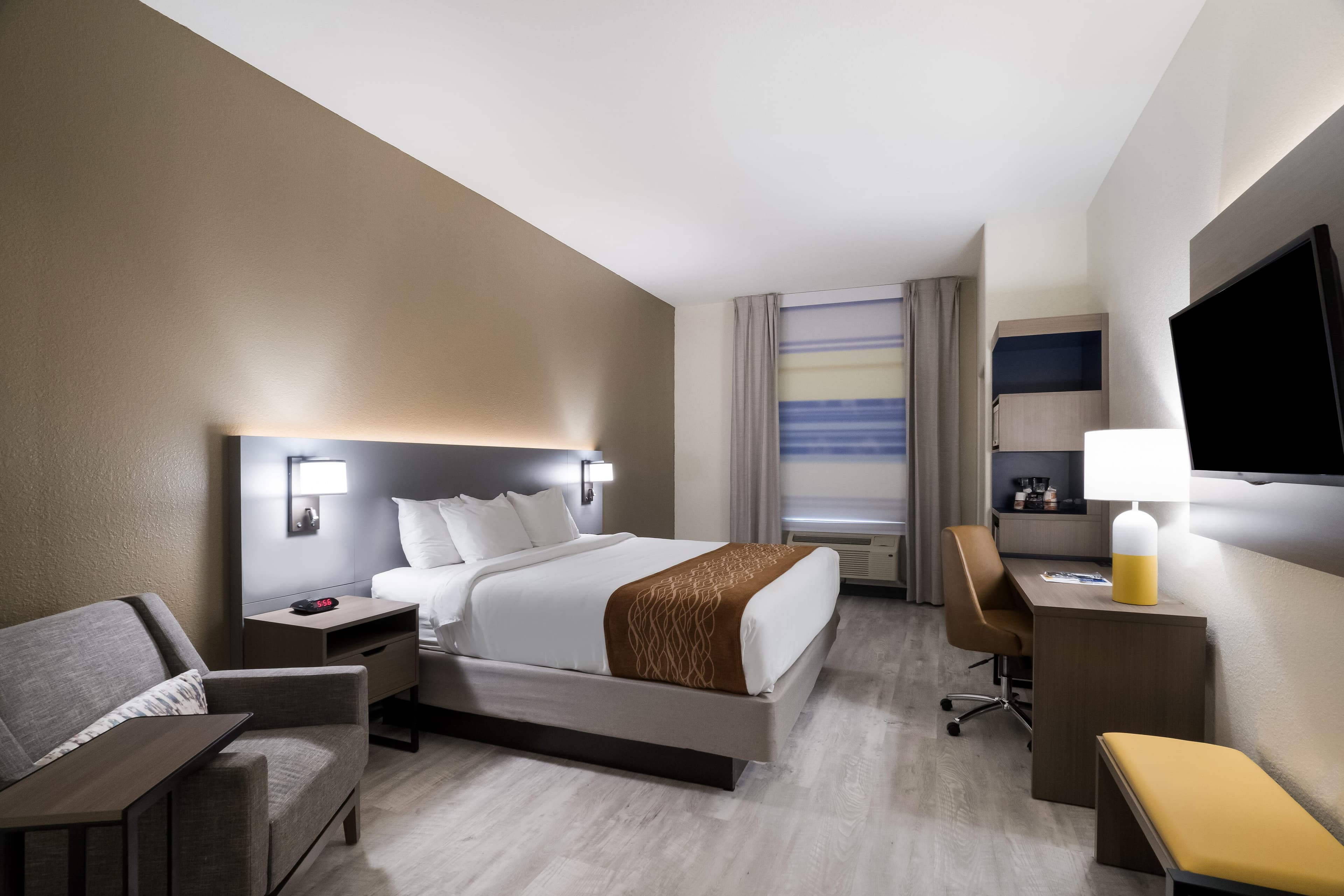 Comfort Inn & Suites Victoria North - Image 2