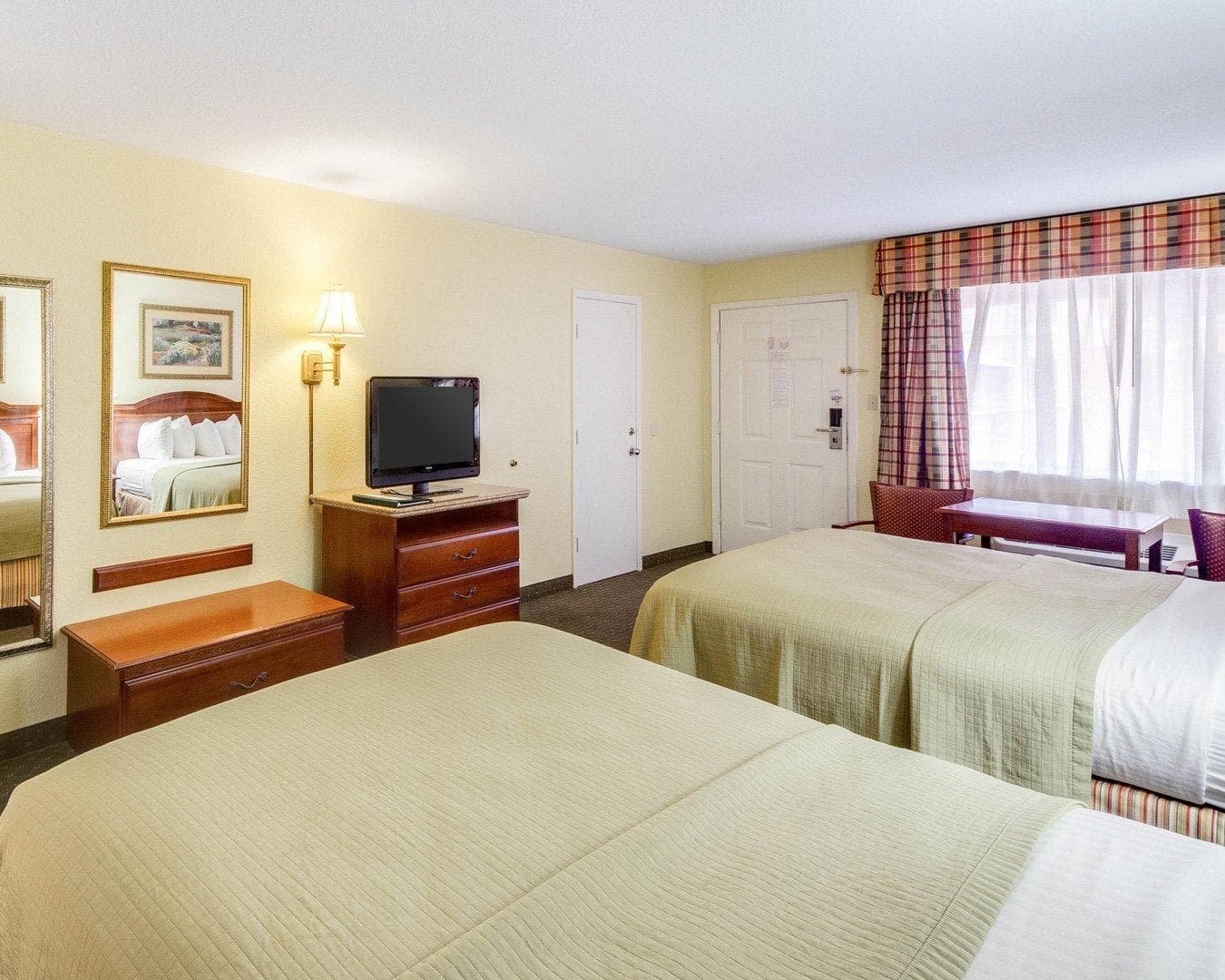 Econo Lodge Inn & Suites Eagle Pass - Image 4