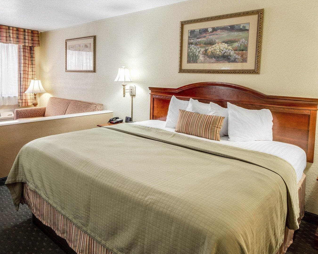 Econo Lodge Inn & Suites Eagle Pass — 10