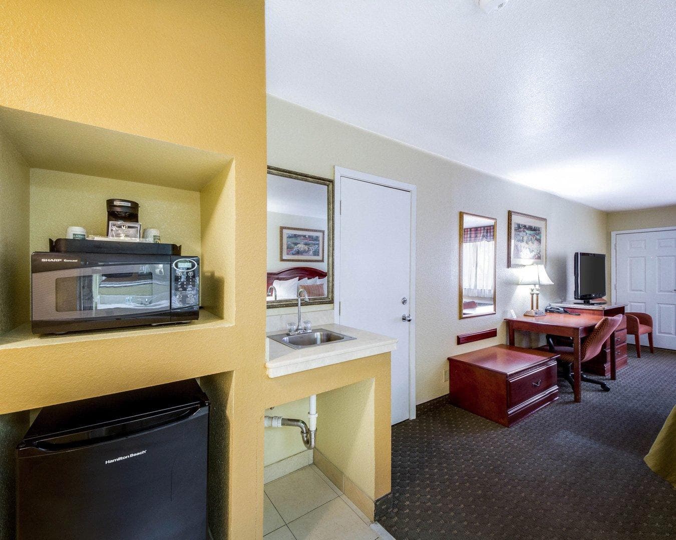 Econo Lodge Inn & Suites Eagle Pass — 11