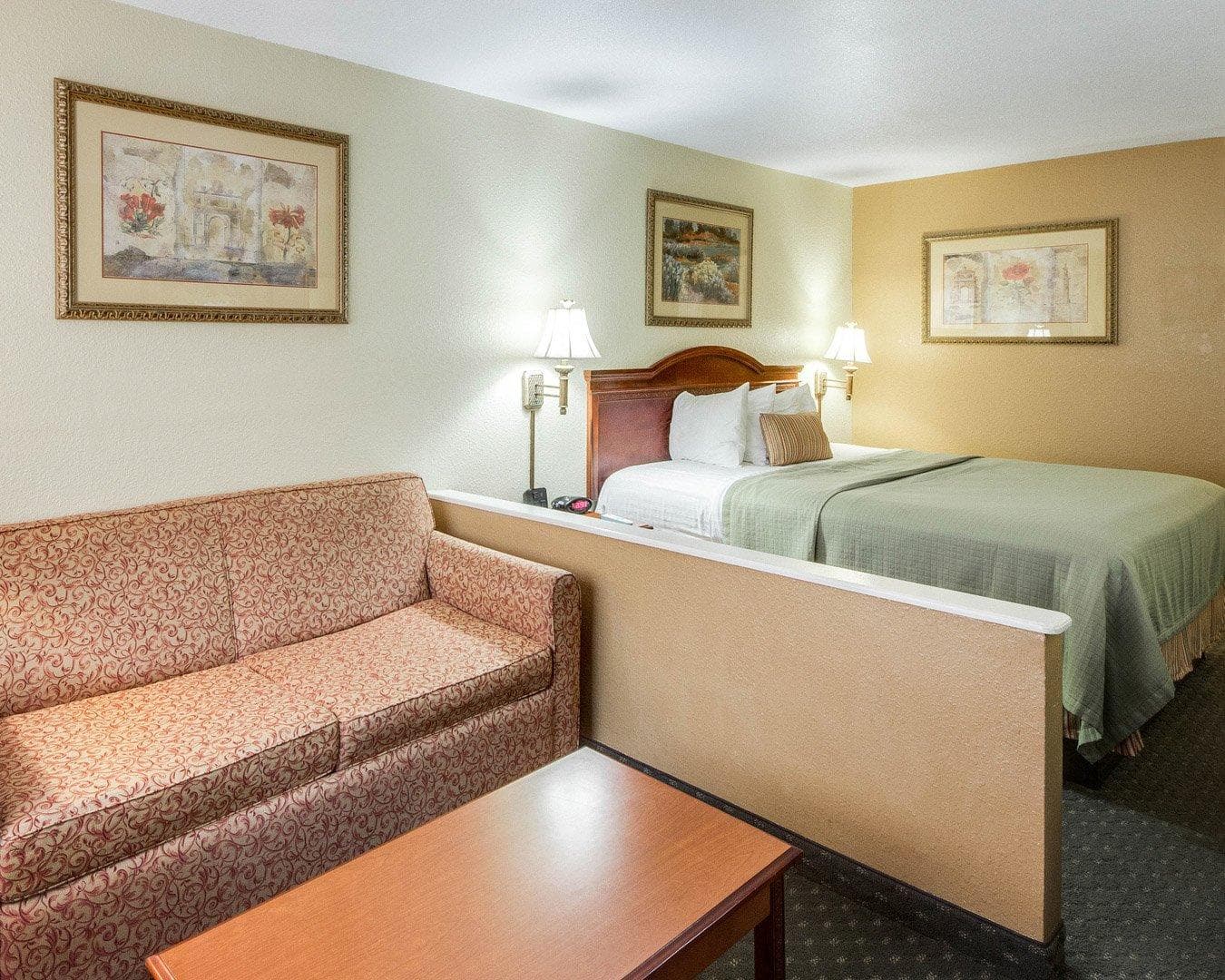 Econo Lodge Inn & Suites Eagle Pass — 12