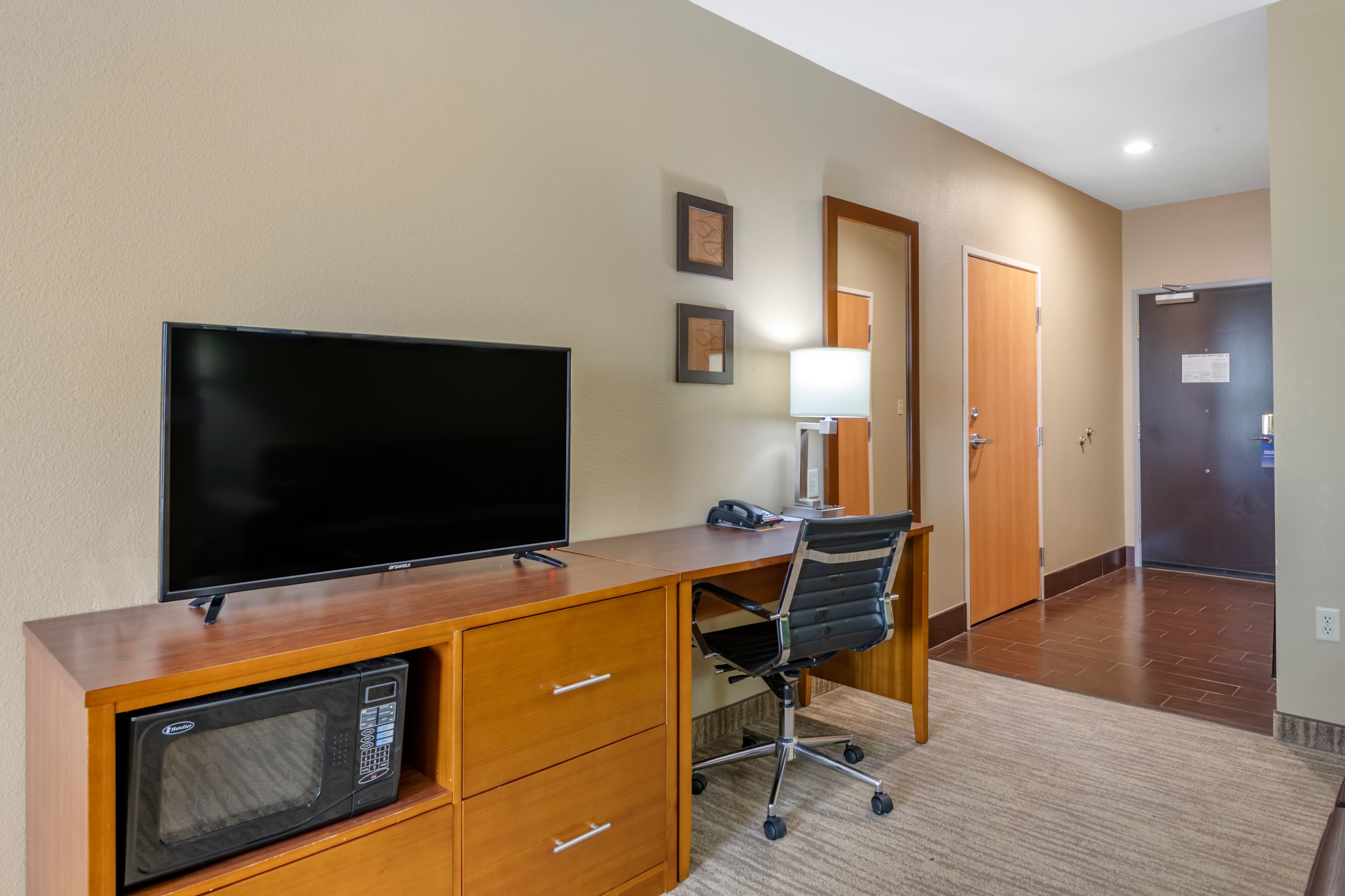 Comfort Suites University - Image 2