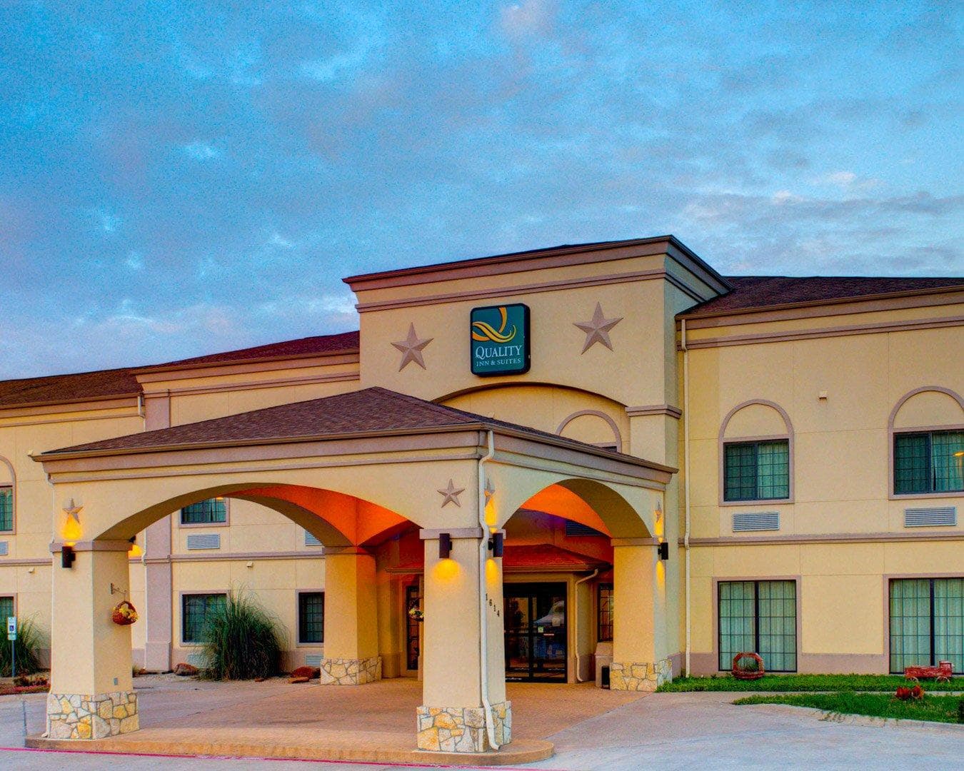 Quality Inn & Suites Glen Rose - Image 1