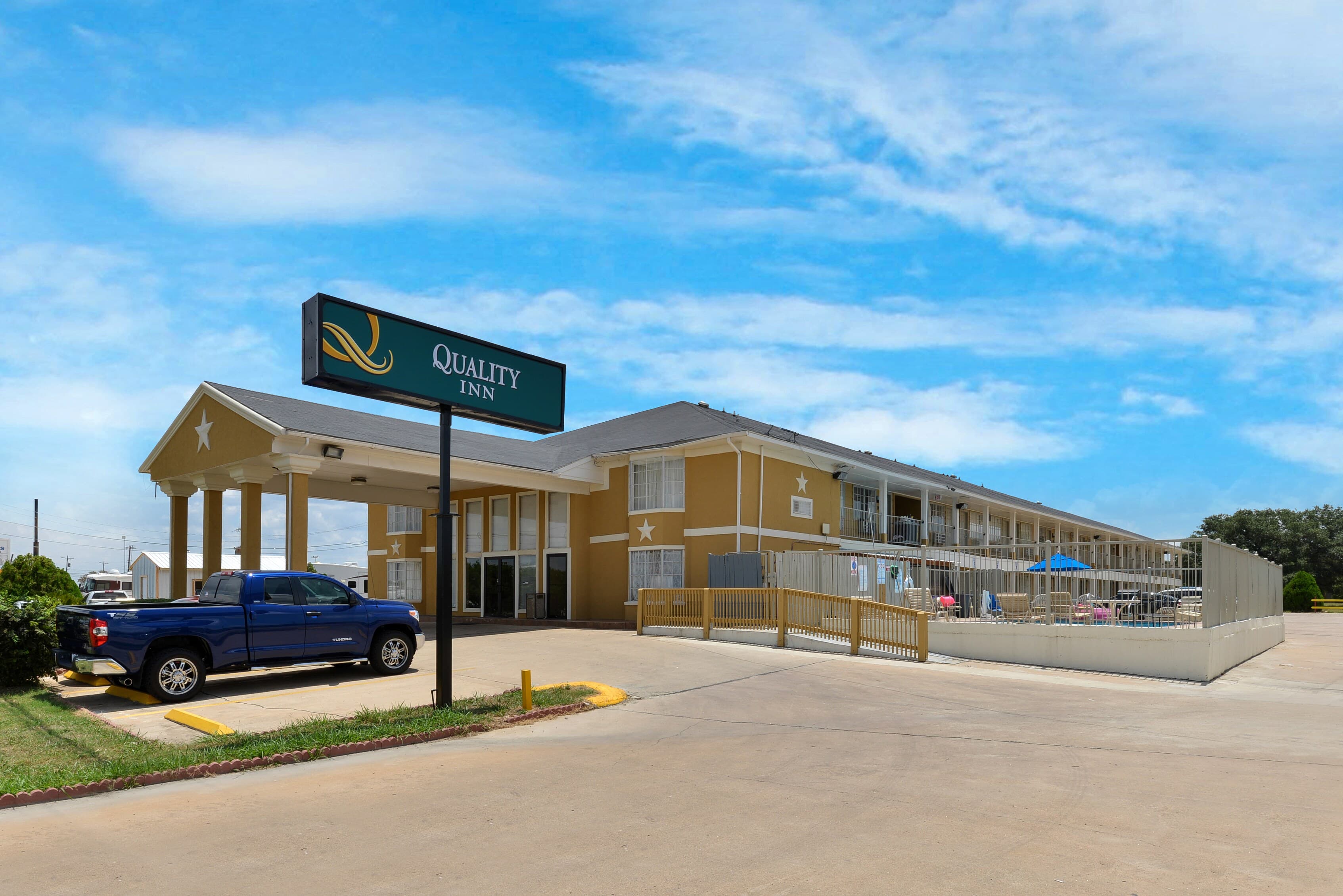Quality Inn Gonzales - Image 1