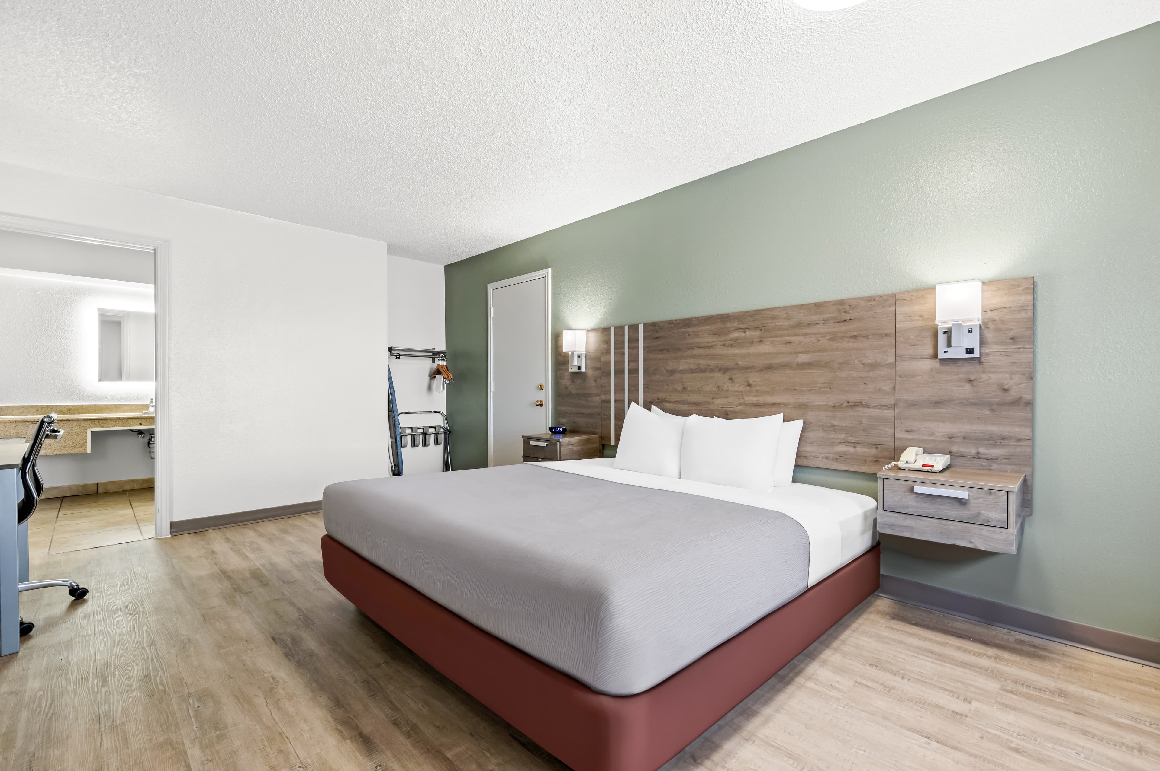 Quality Inn - Image 2