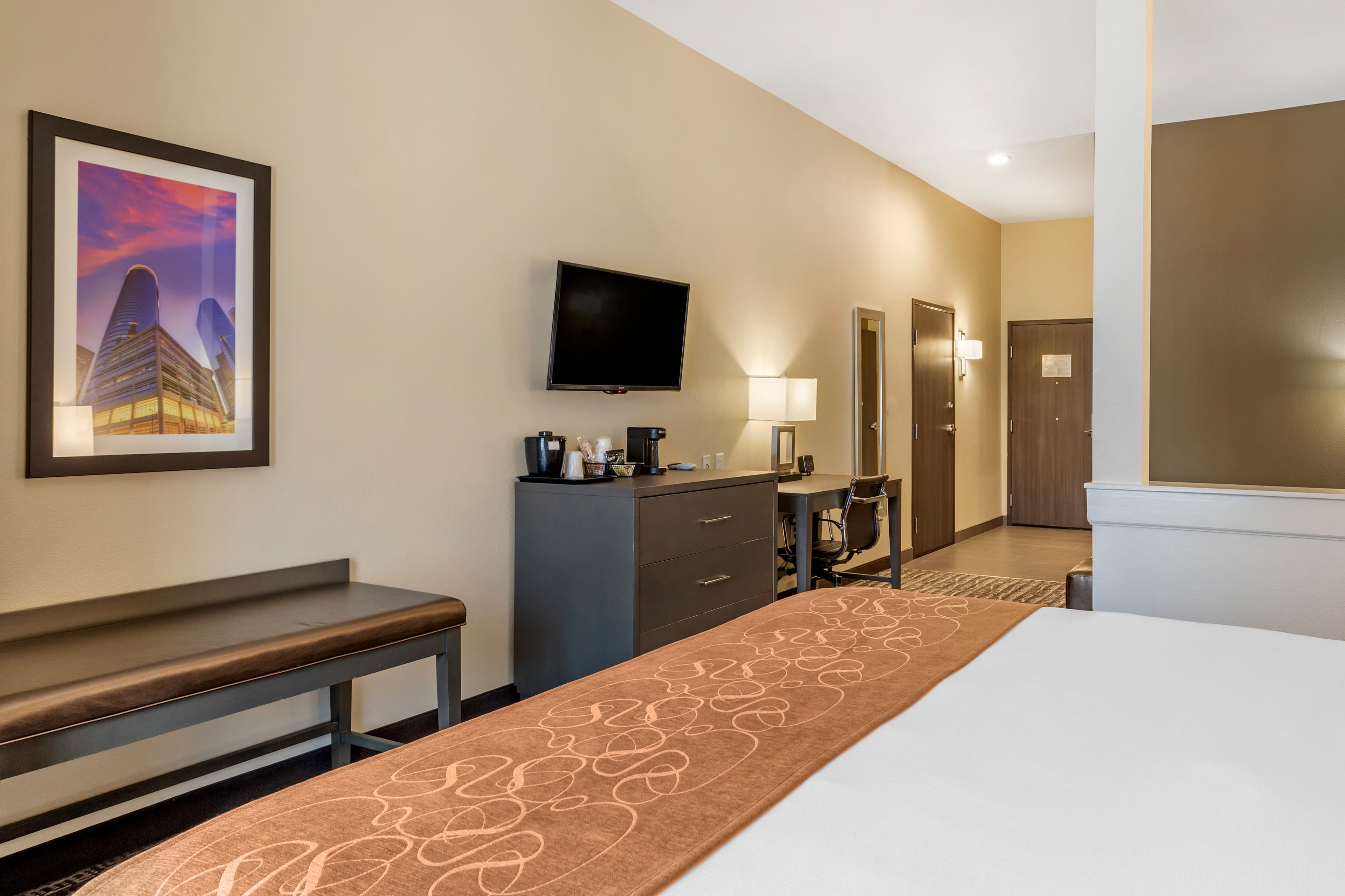 Comfort Suites Near Sam Houston Race Park - Image 4