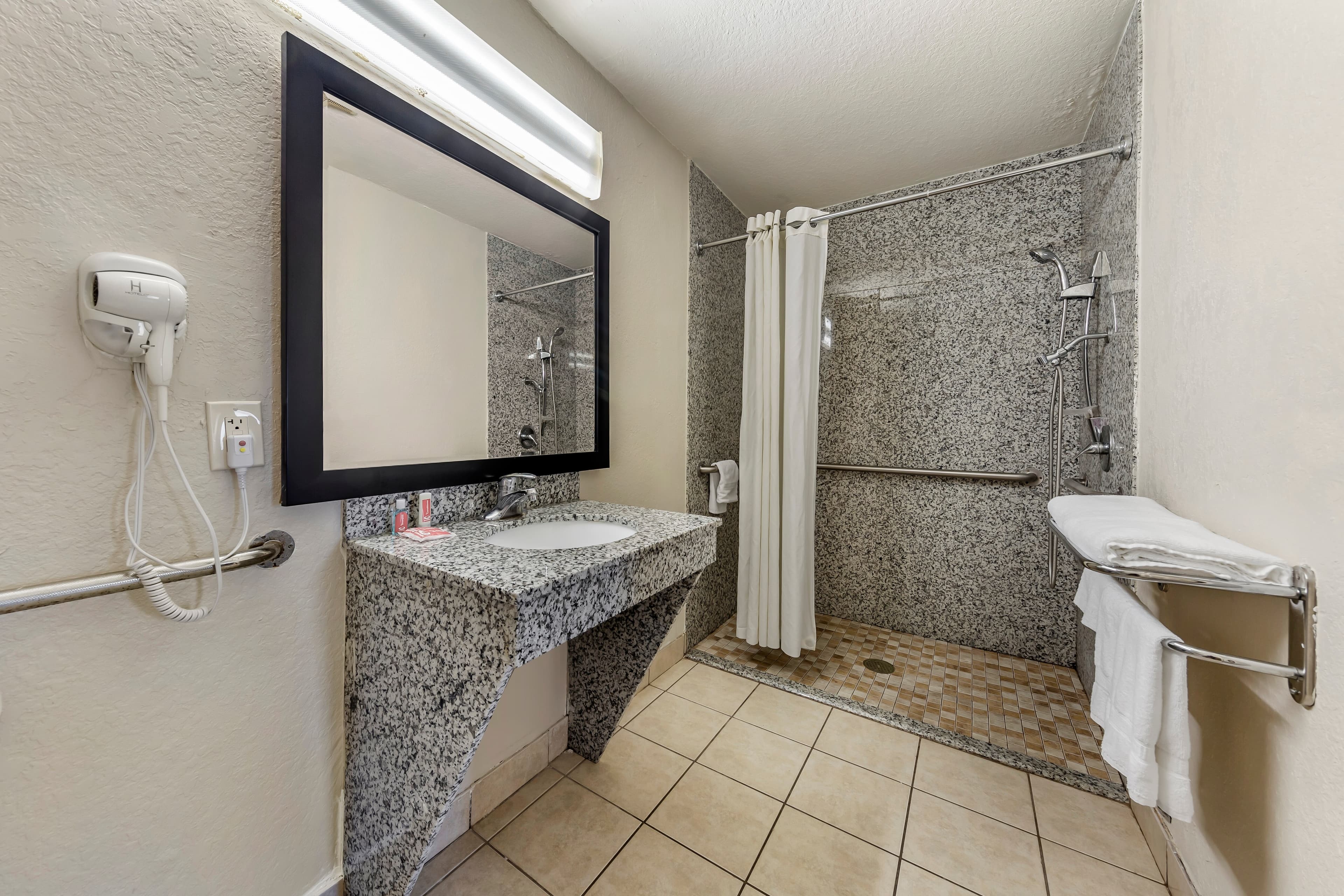 Econo Lodge Near Lackland Air Force Base-SeaWorld - Image 5