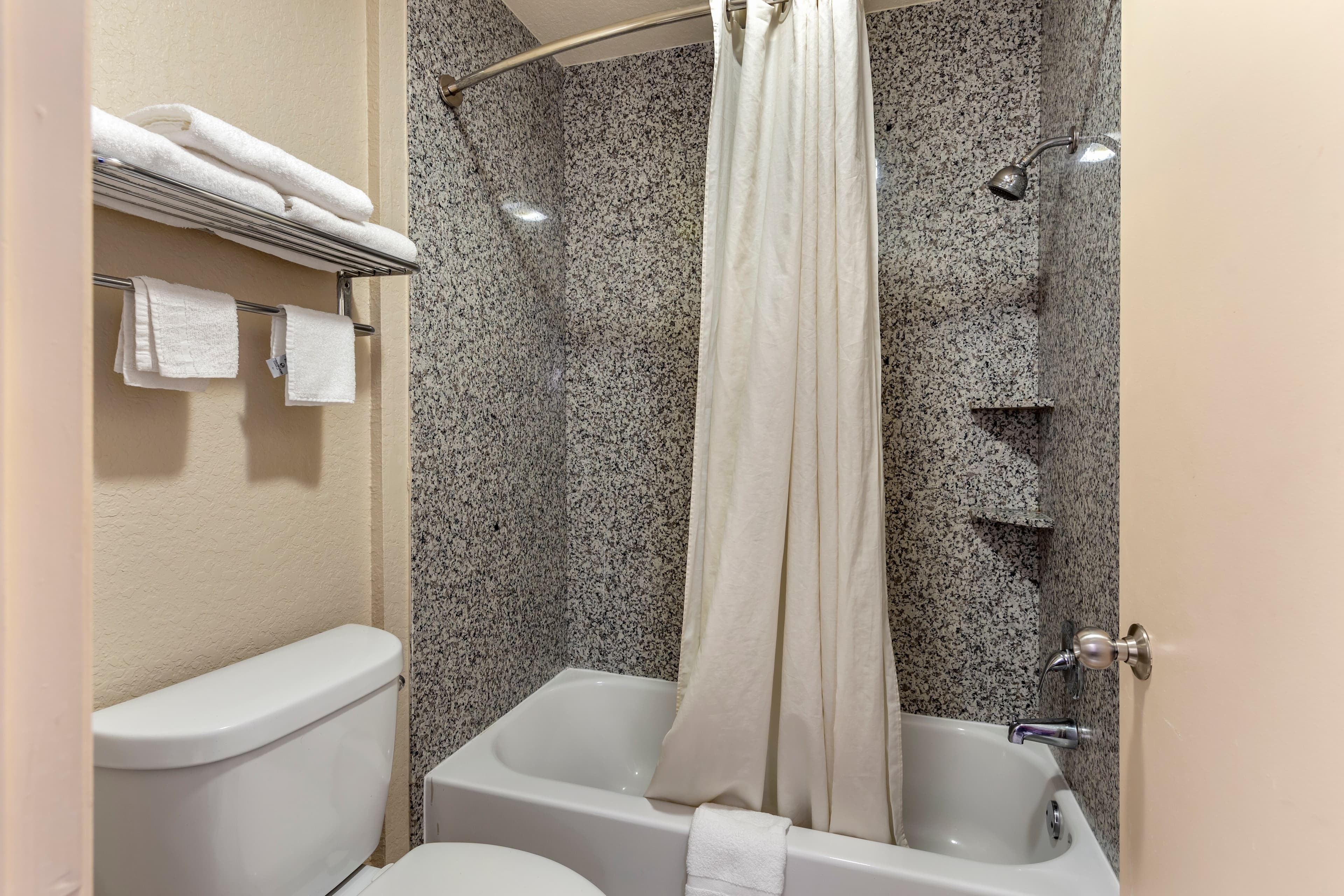 Econo Lodge Near Lackland Air Force Base-SeaWorld — 9