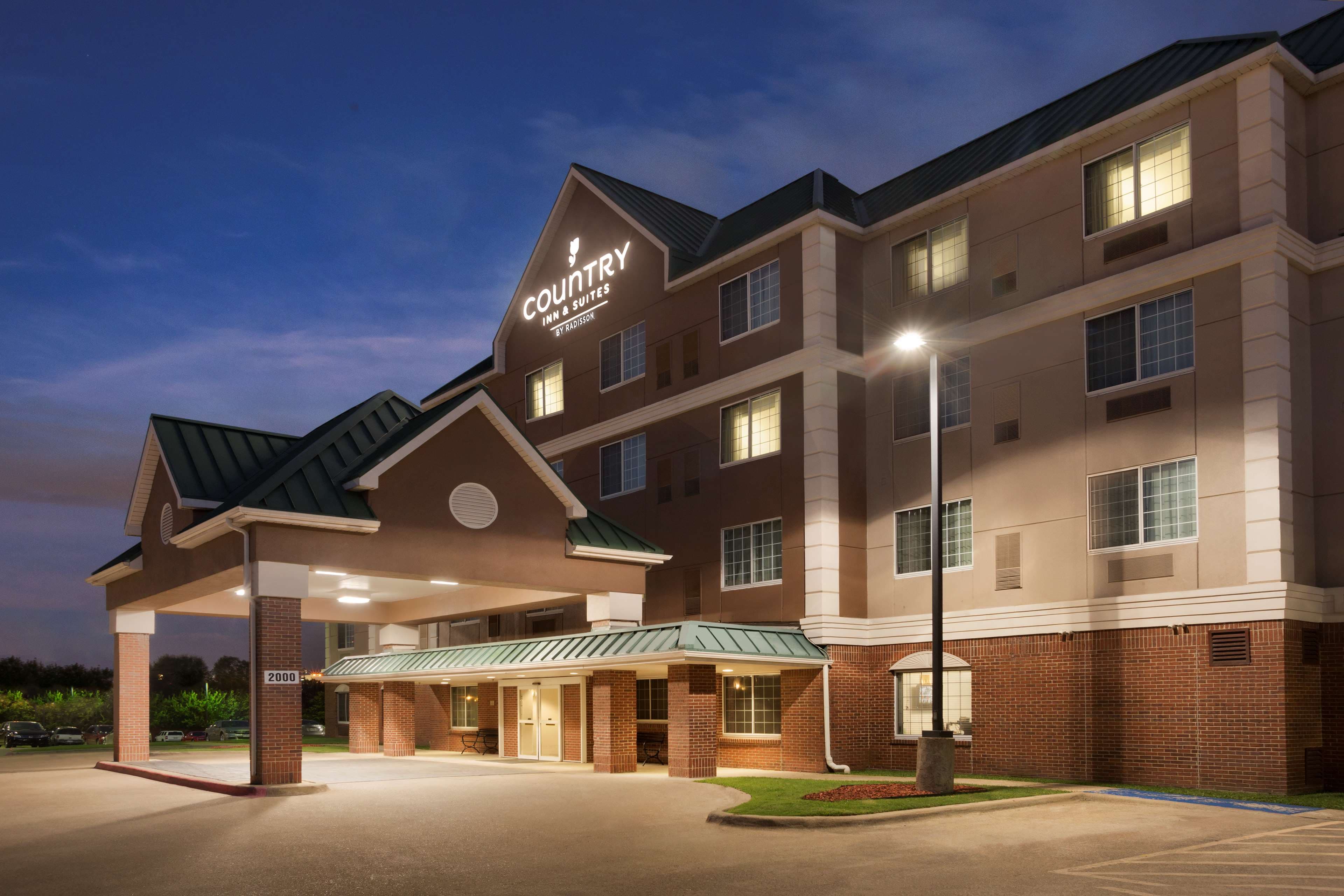 Country Inn & Suites by Radisson, DFW Airport South, TX - Image 1