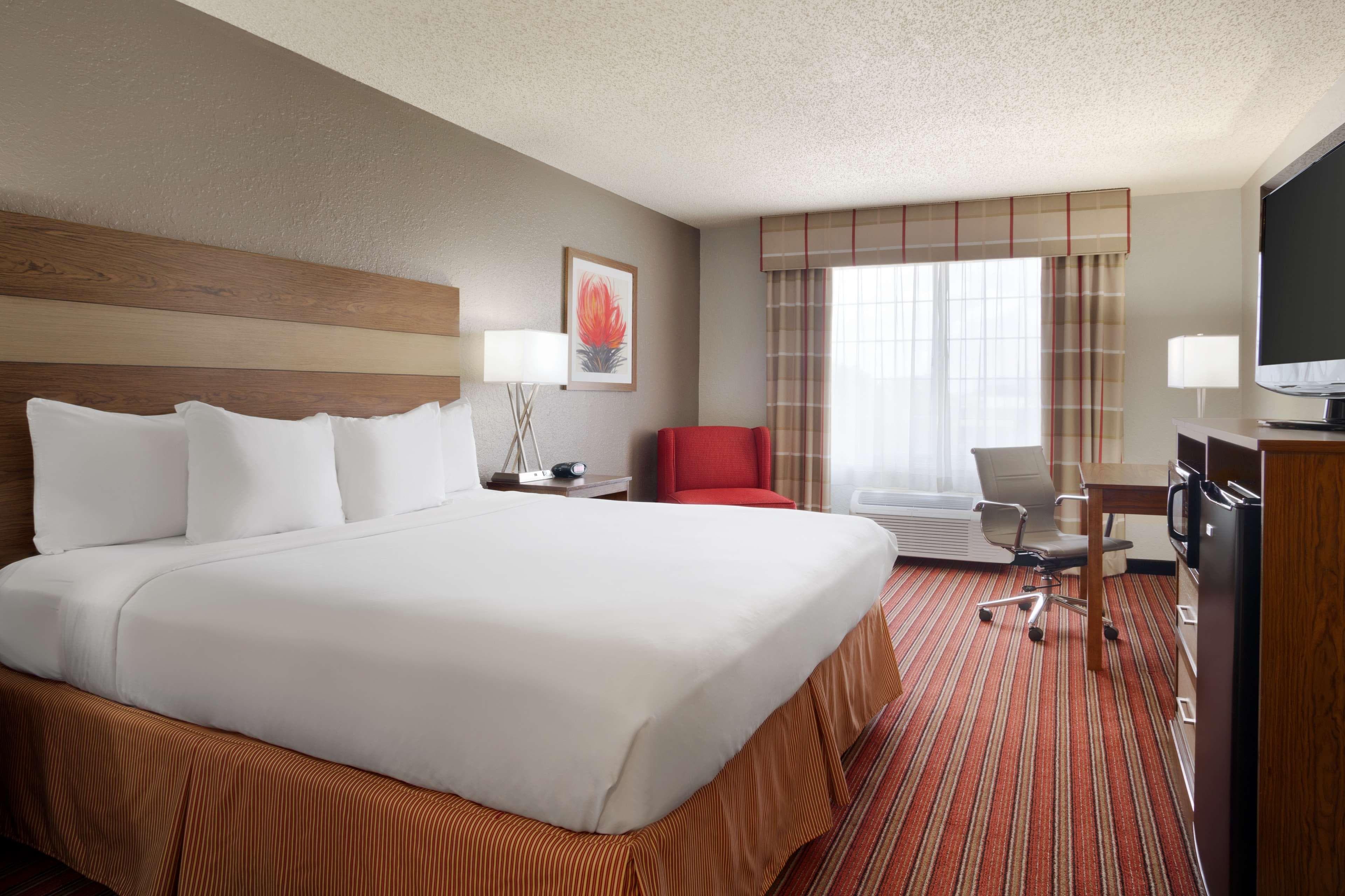 Country Inn & Suites by Radisson, DFW Airport South, TX - Image 2