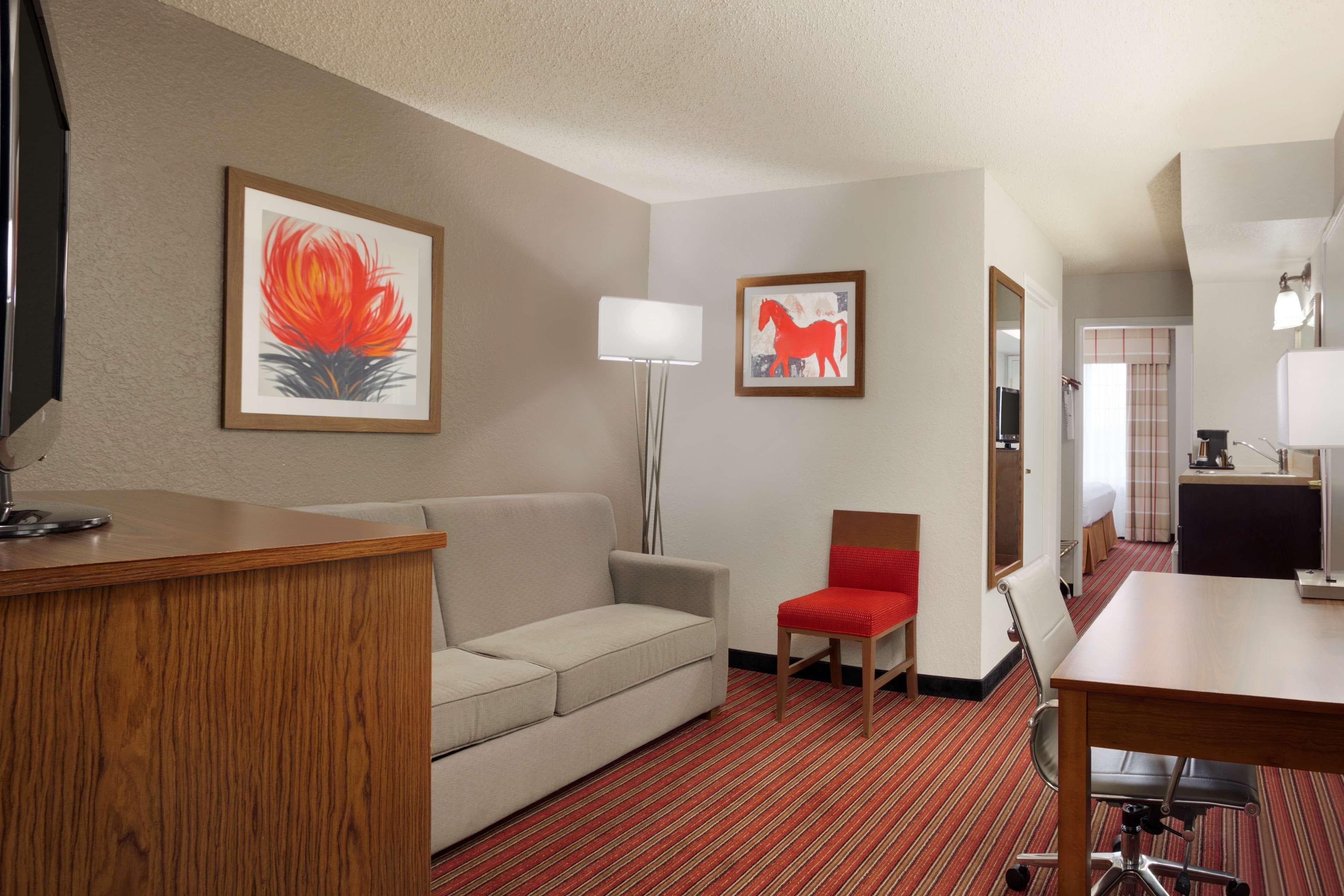Country Inn & Suites by Radisson, DFW Airport South, TX - Image 4