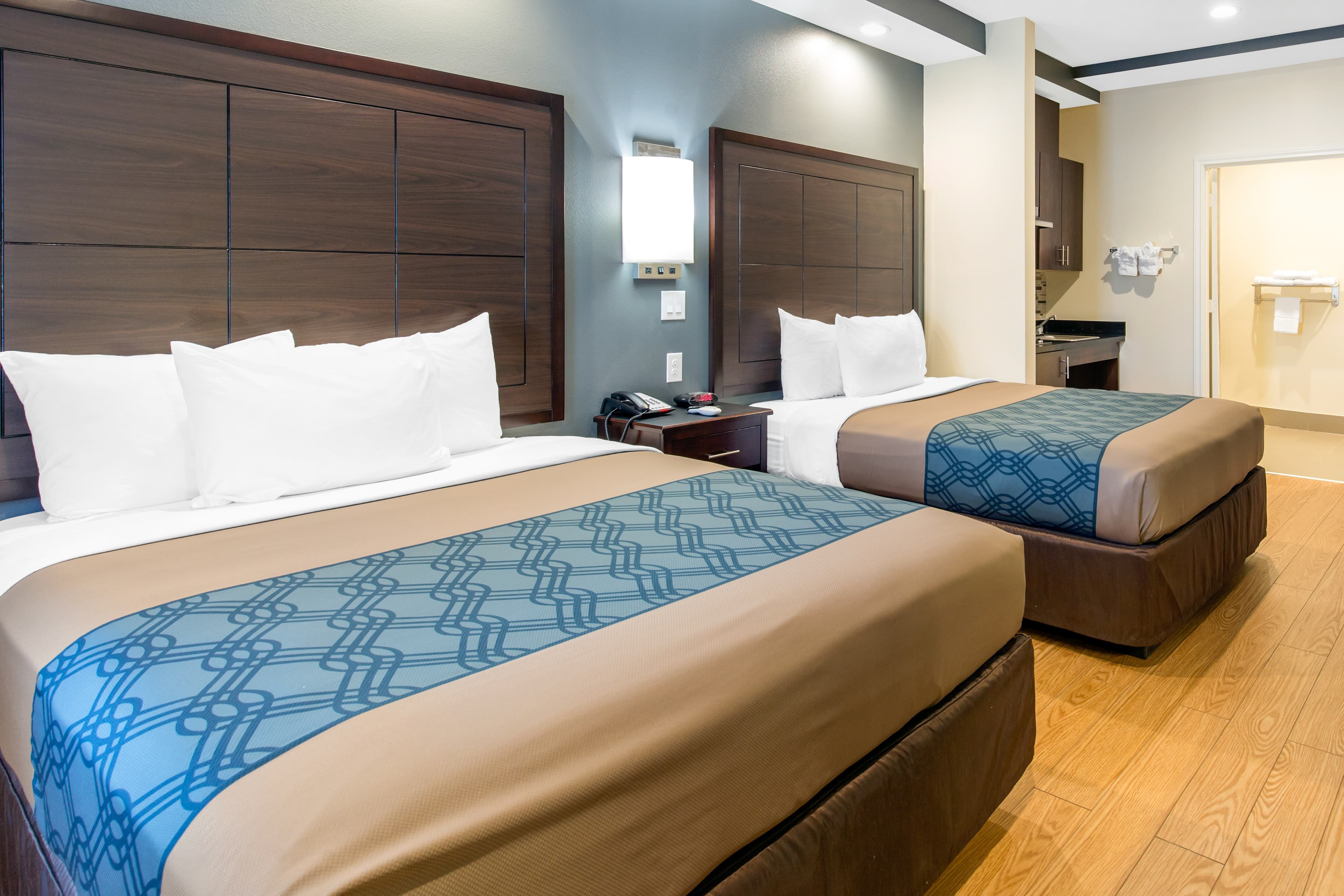 Econo Lodge Inn & Suites Houston Willowbrook — 8