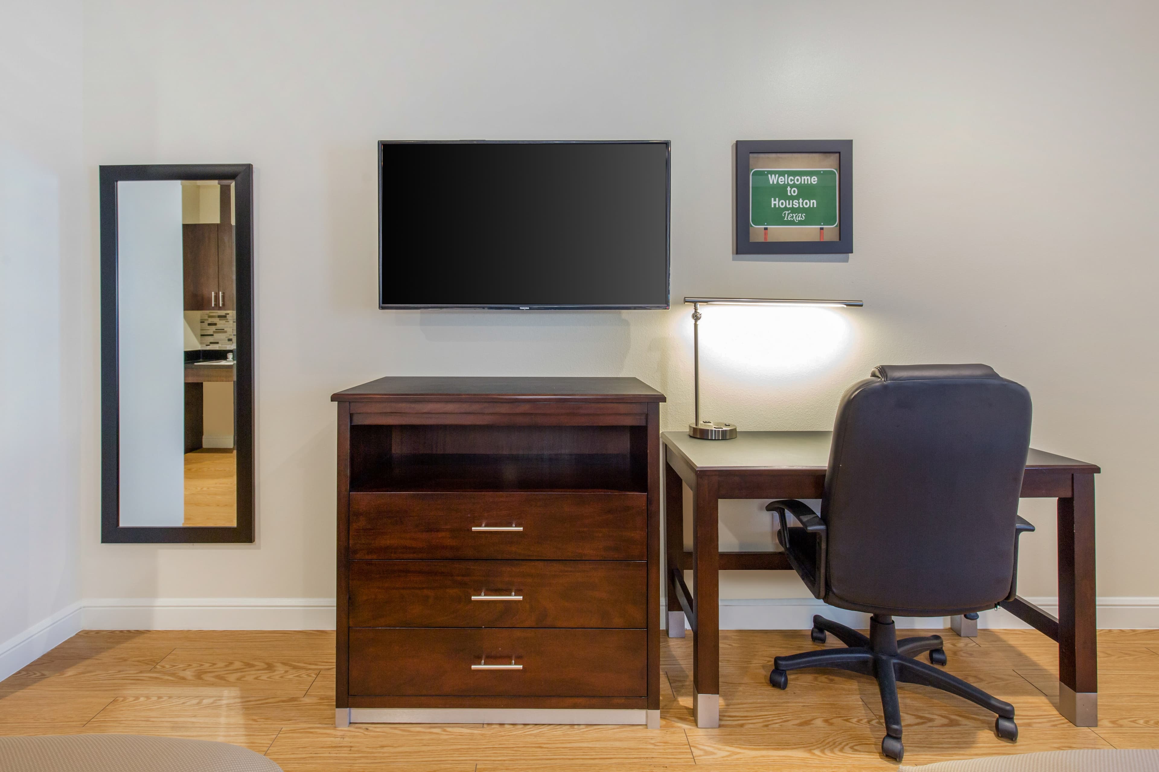 Econo Lodge Inn & Suites Houston Willowbrook — 9