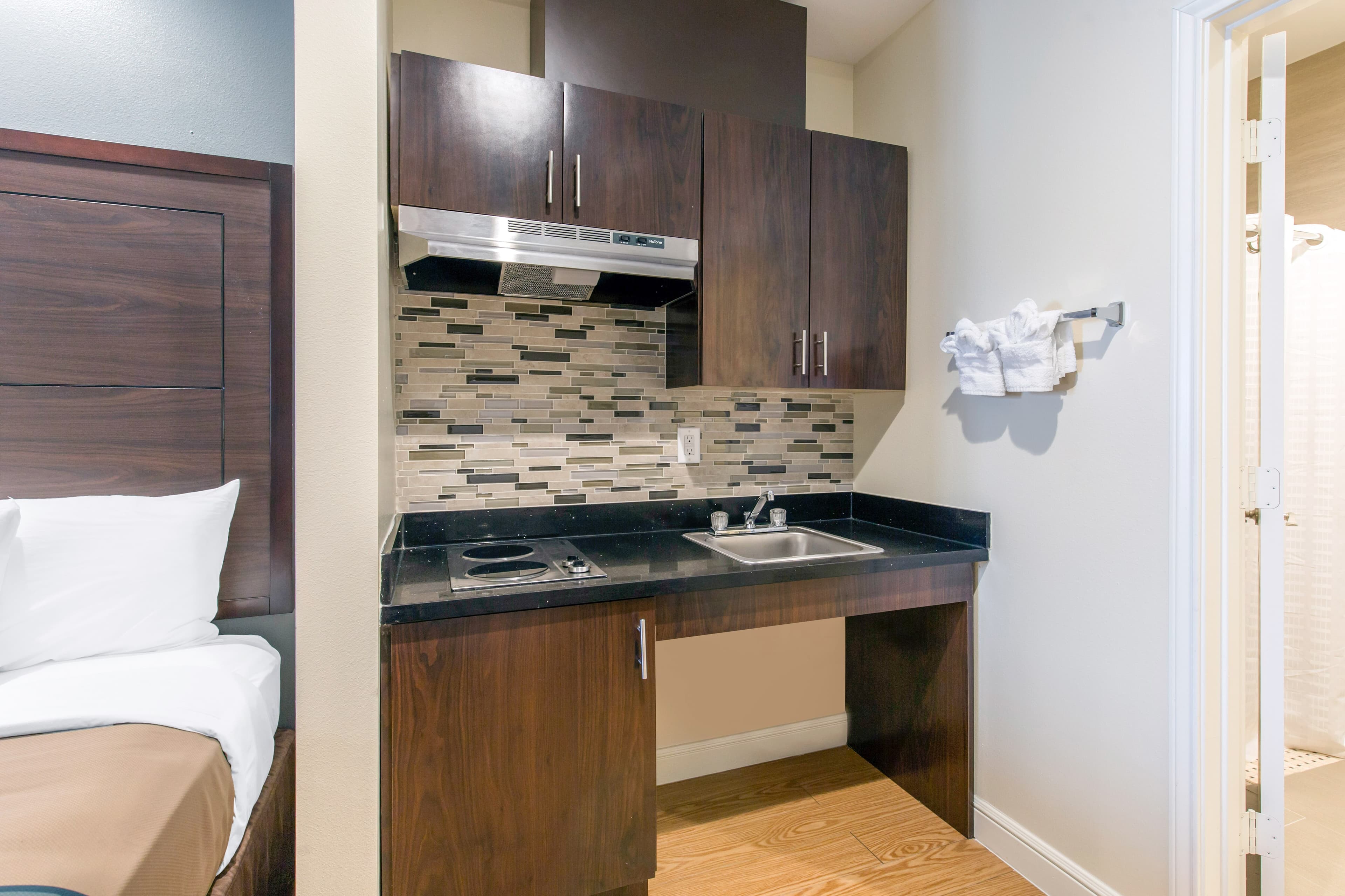 Econo Lodge Inn & Suites Houston Willowbrook — 10