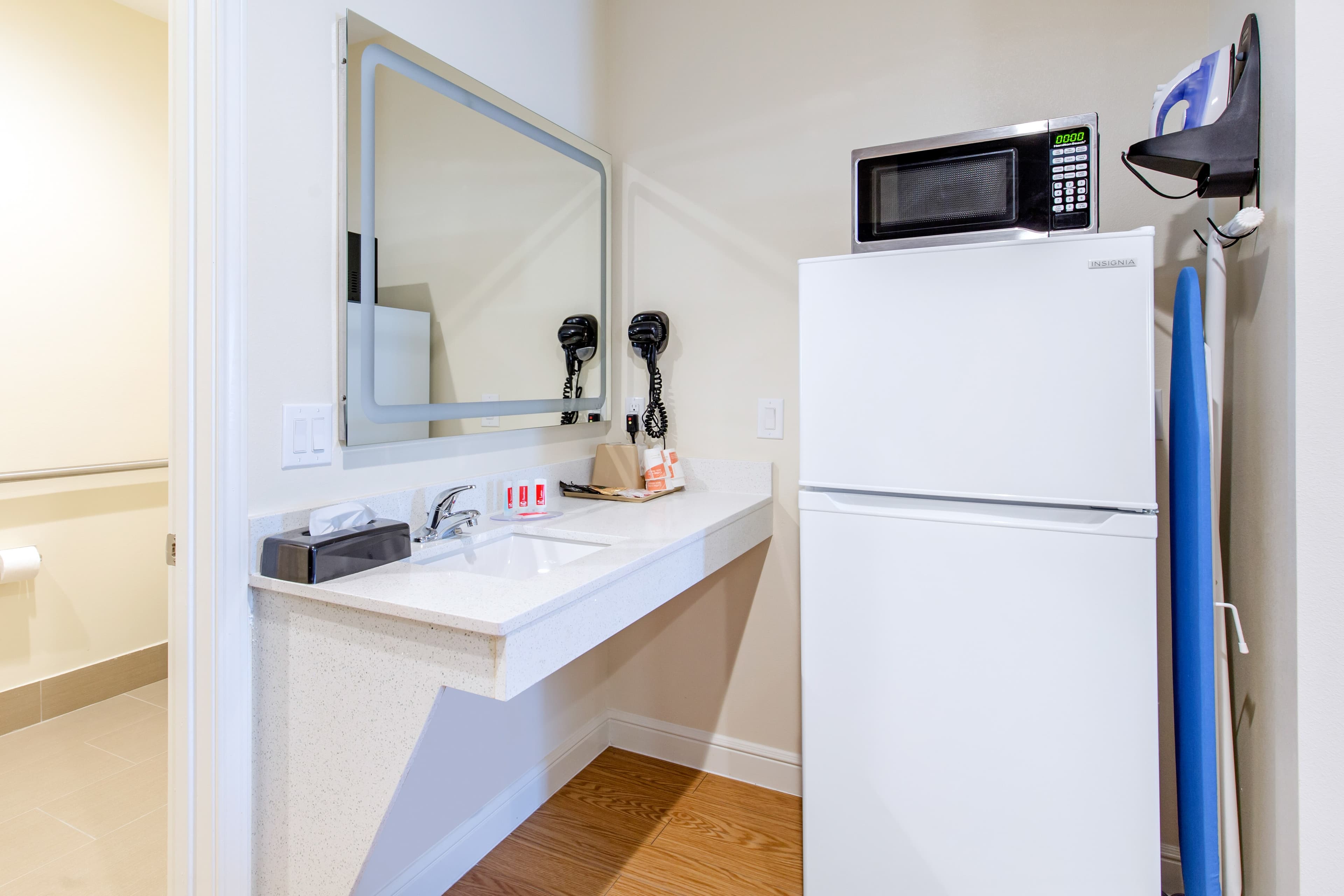 Econo Lodge Inn & Suites Houston Willowbrook — 11