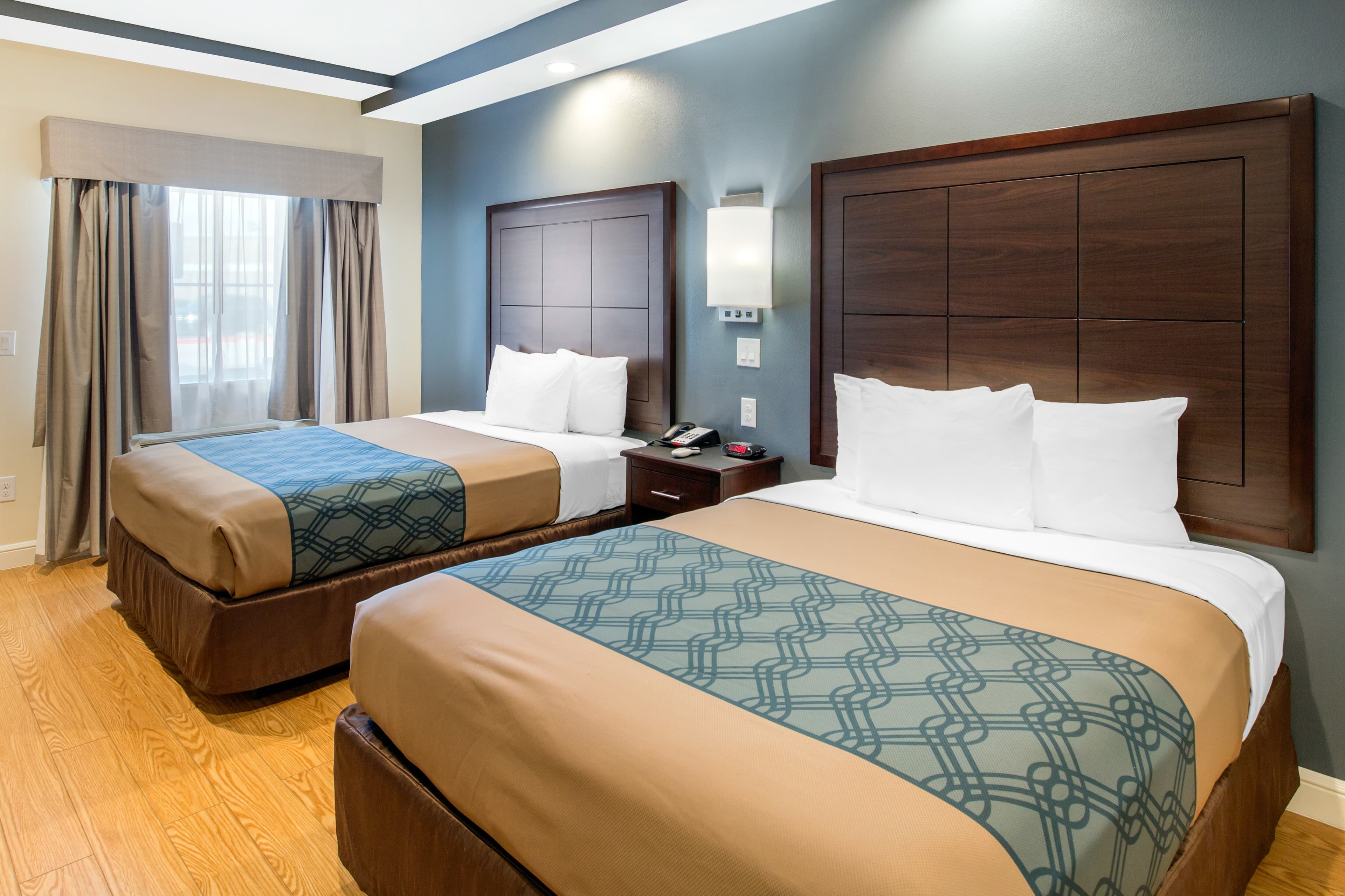 Econo Lodge Inn & Suites Houston Willowbrook - Image 2