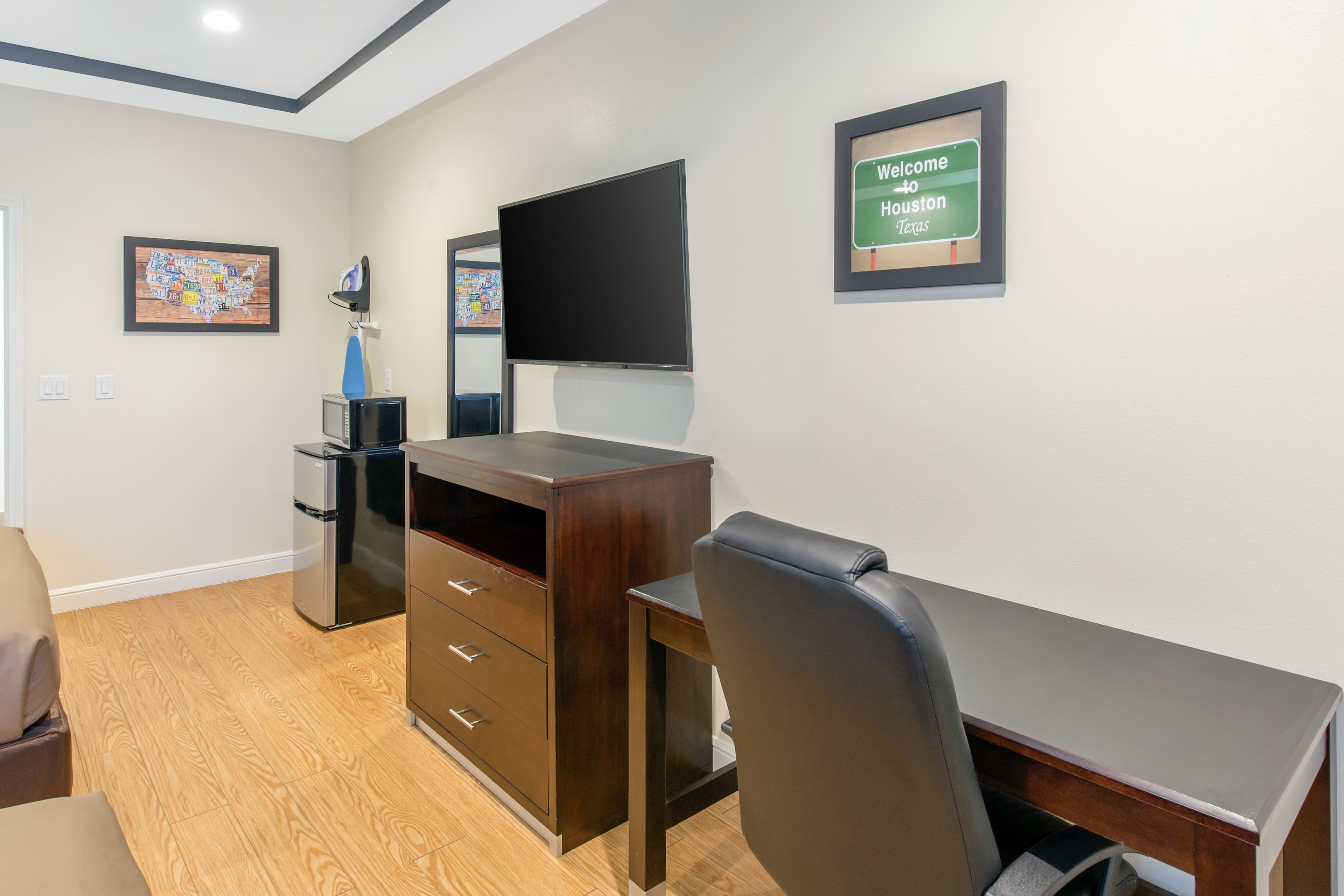 Econo Lodge Inn & Suites Houston Willowbrook - Image 3