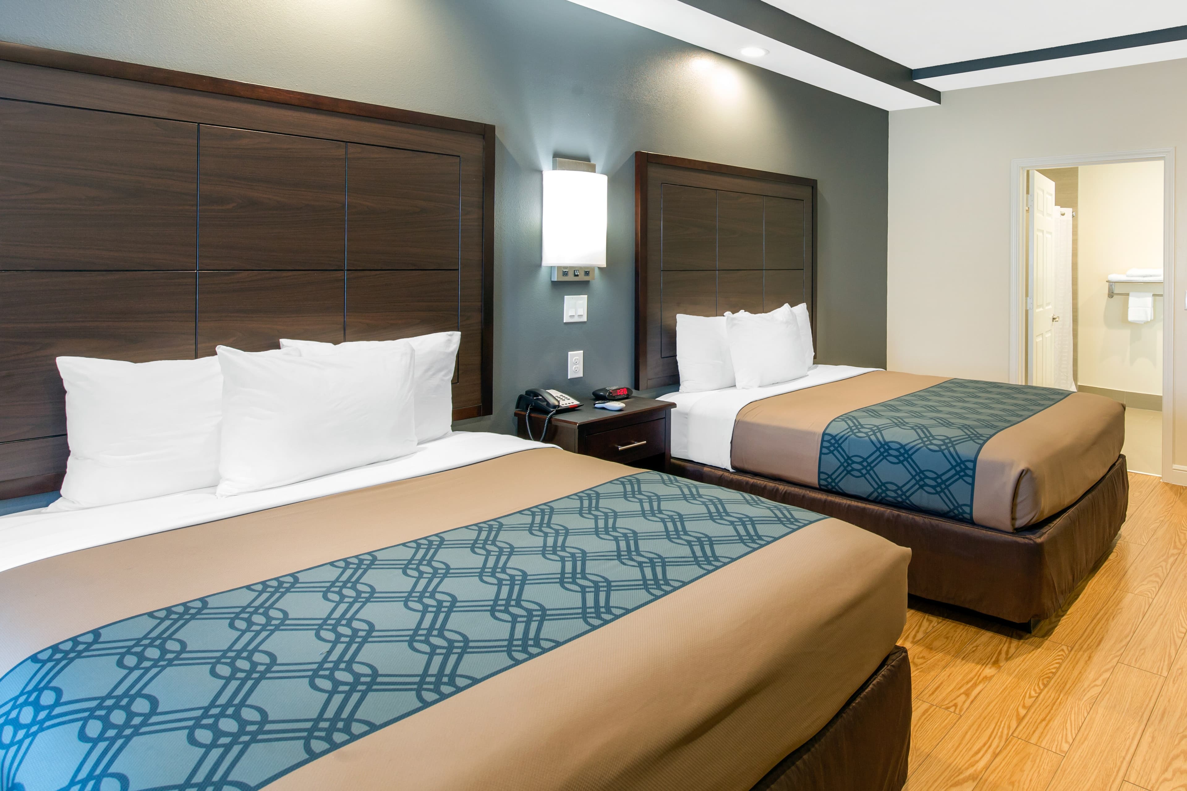 Econo Lodge Inn & Suites Houston Willowbrook - Image 4