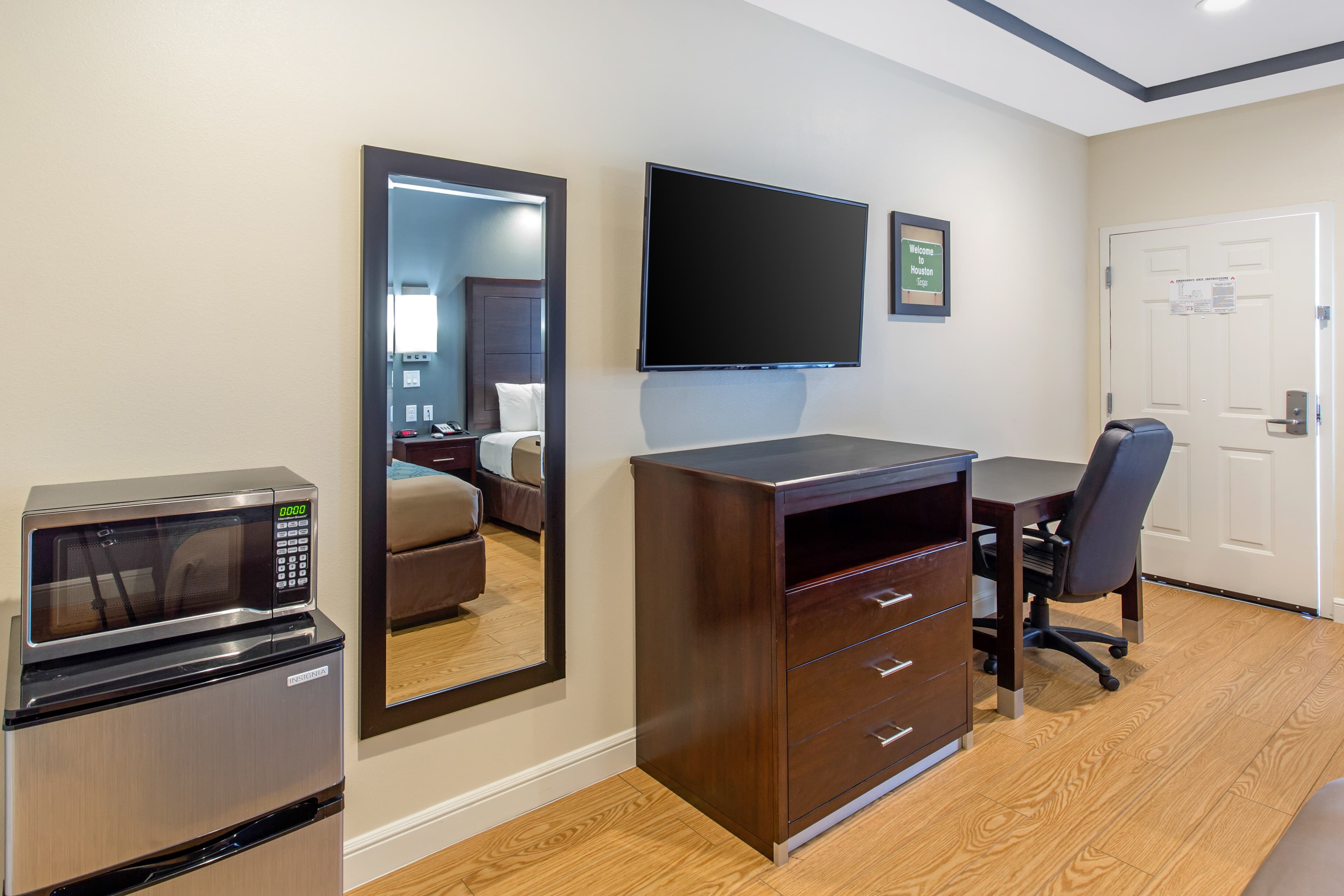 Econo Lodge Inn & Suites Houston Willowbrook - Image 5