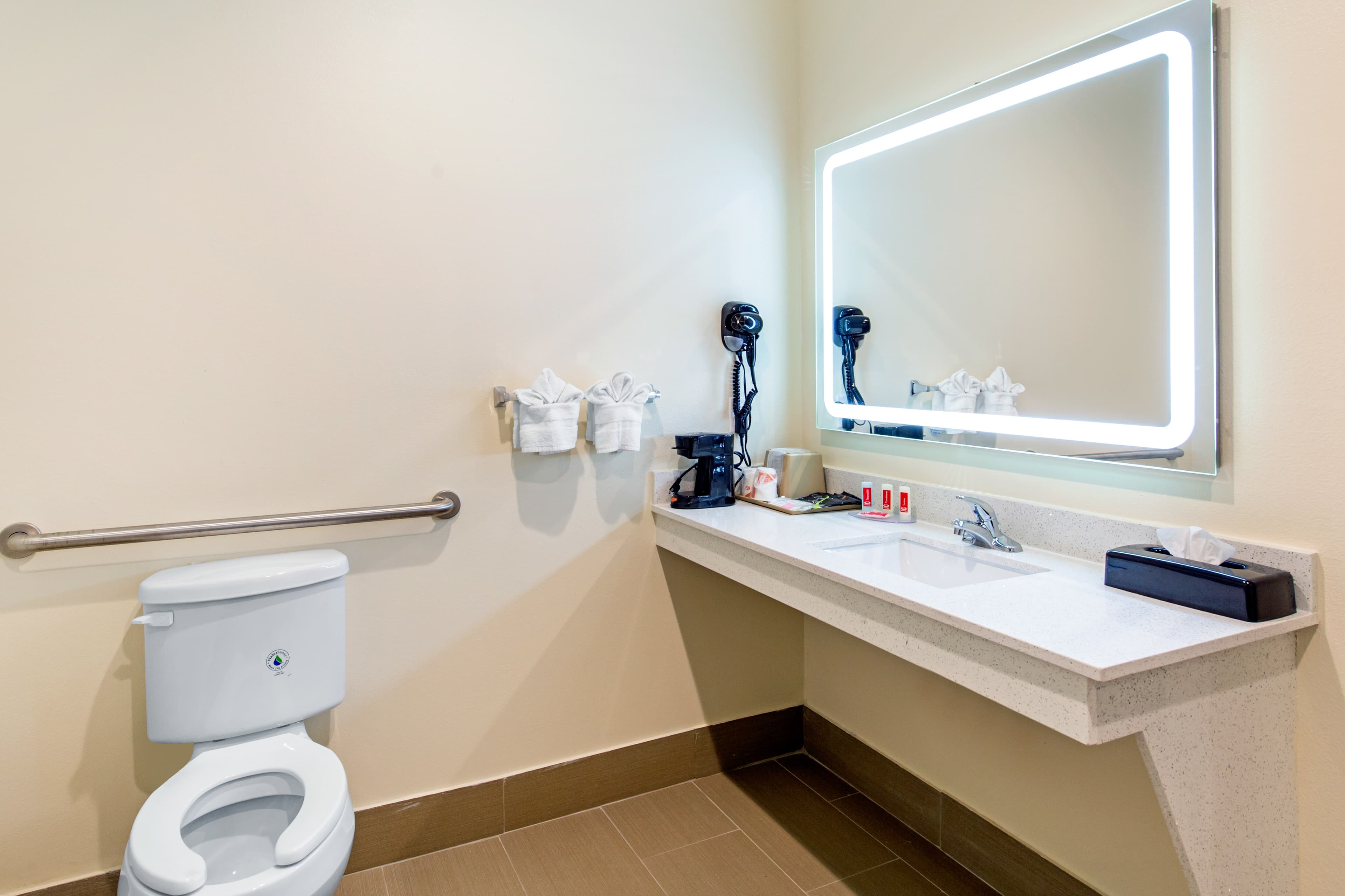 Econo Lodge Inn & Suites Houston Willowbrook — 6