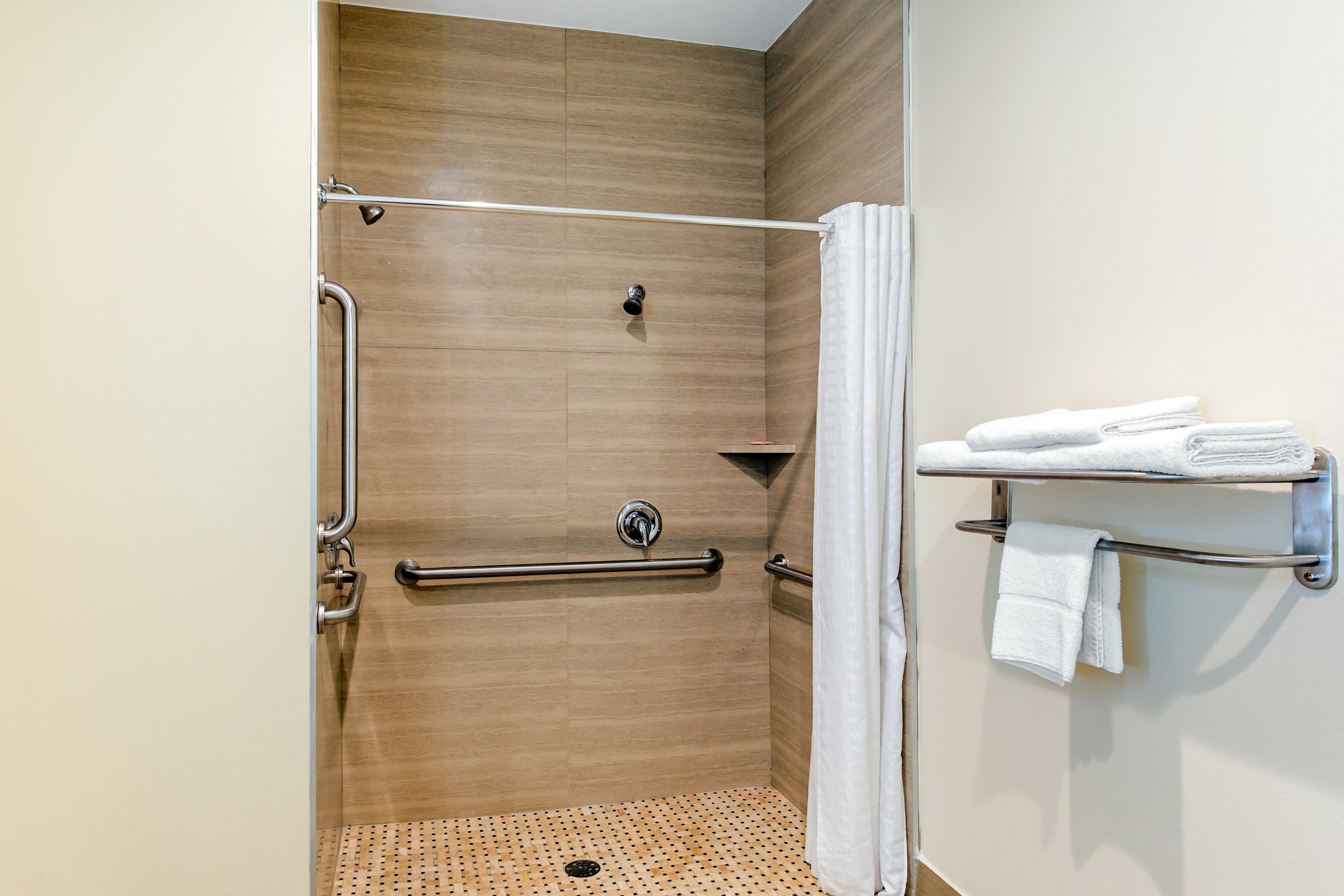 Econo Lodge Inn & Suites Houston Willowbrook — 7
