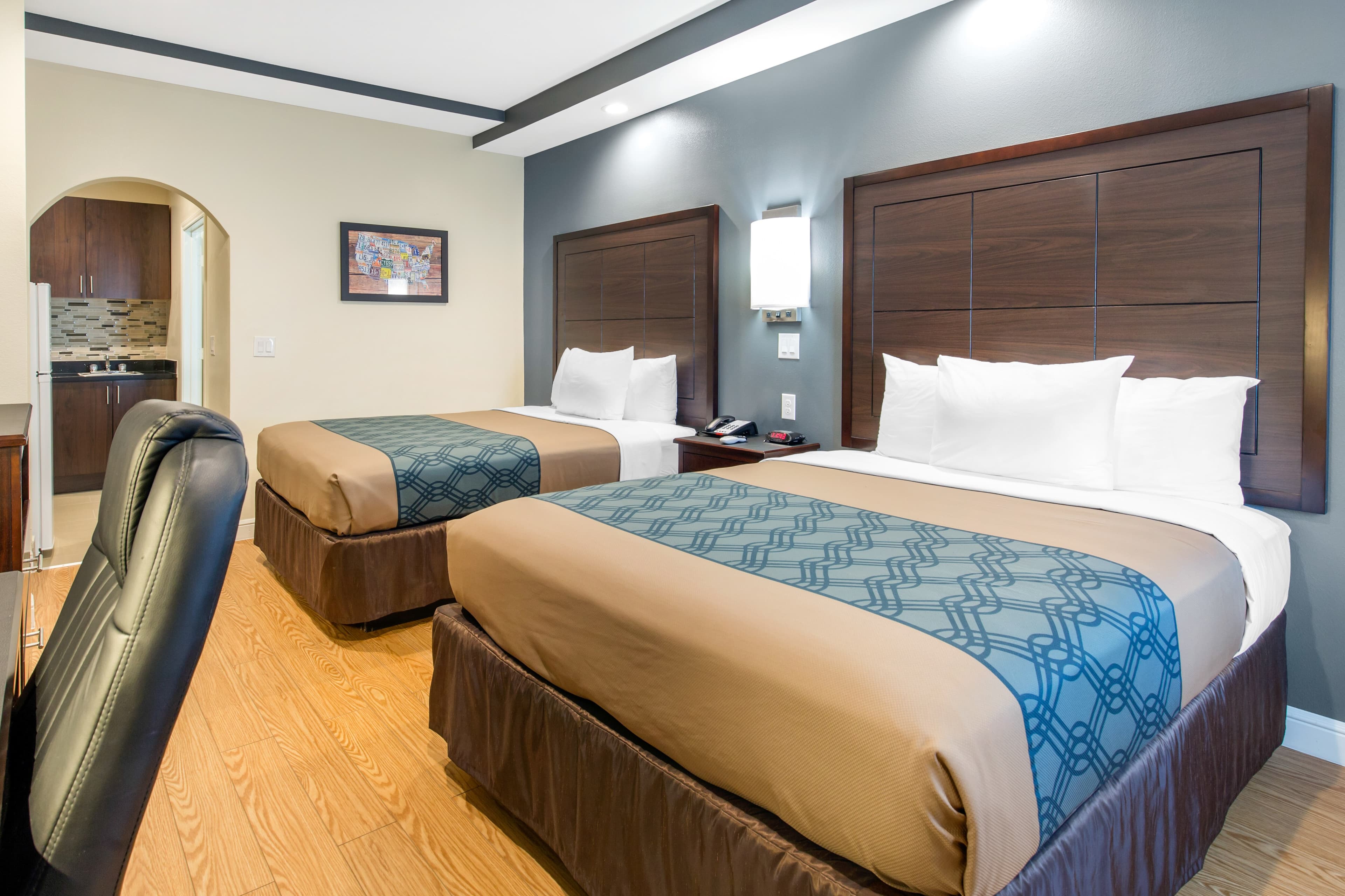 Econo Lodge Inn & Suites Houston Willowbrook — 19