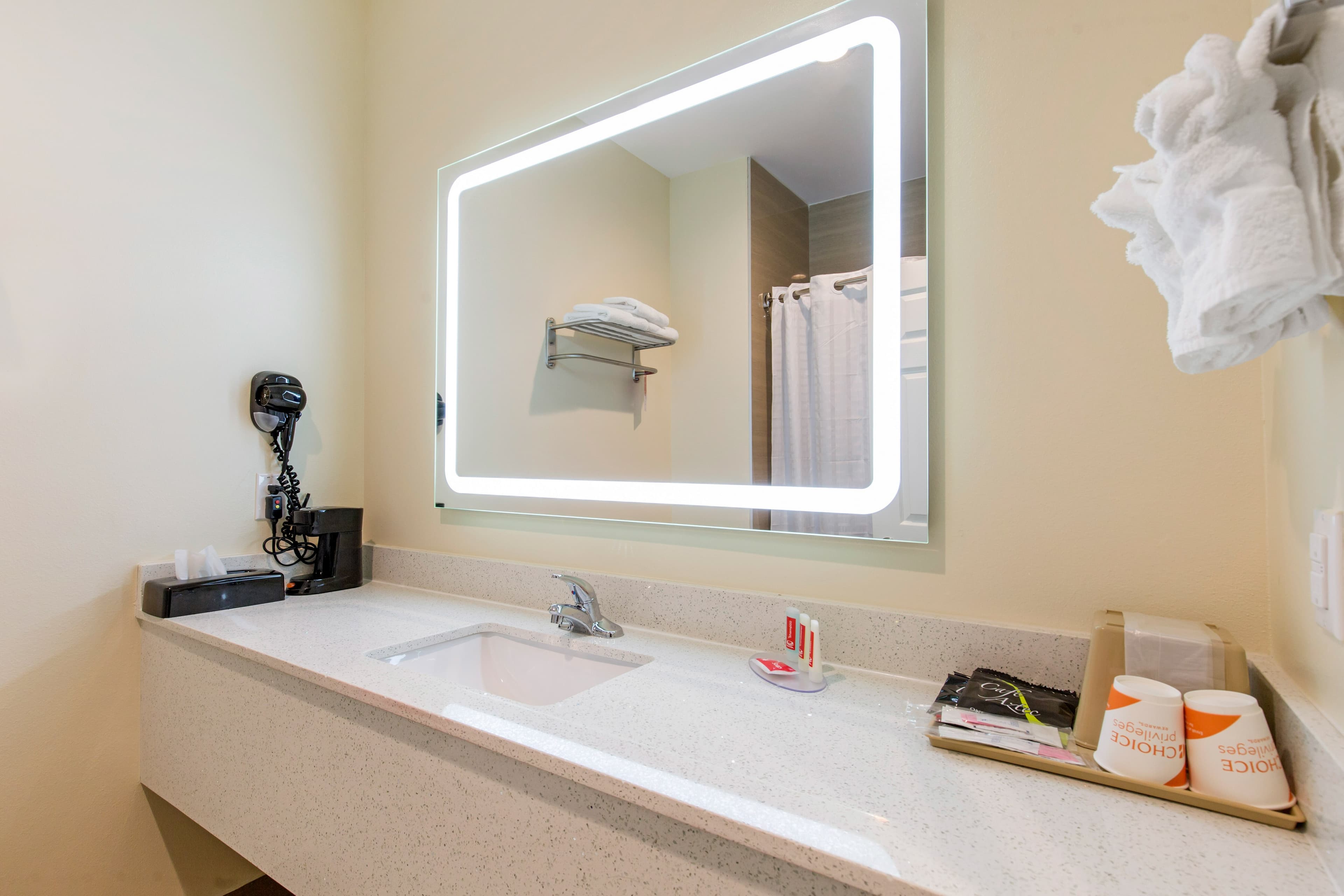 Econo Lodge Inn & Suites Houston Willowbrook — 23
