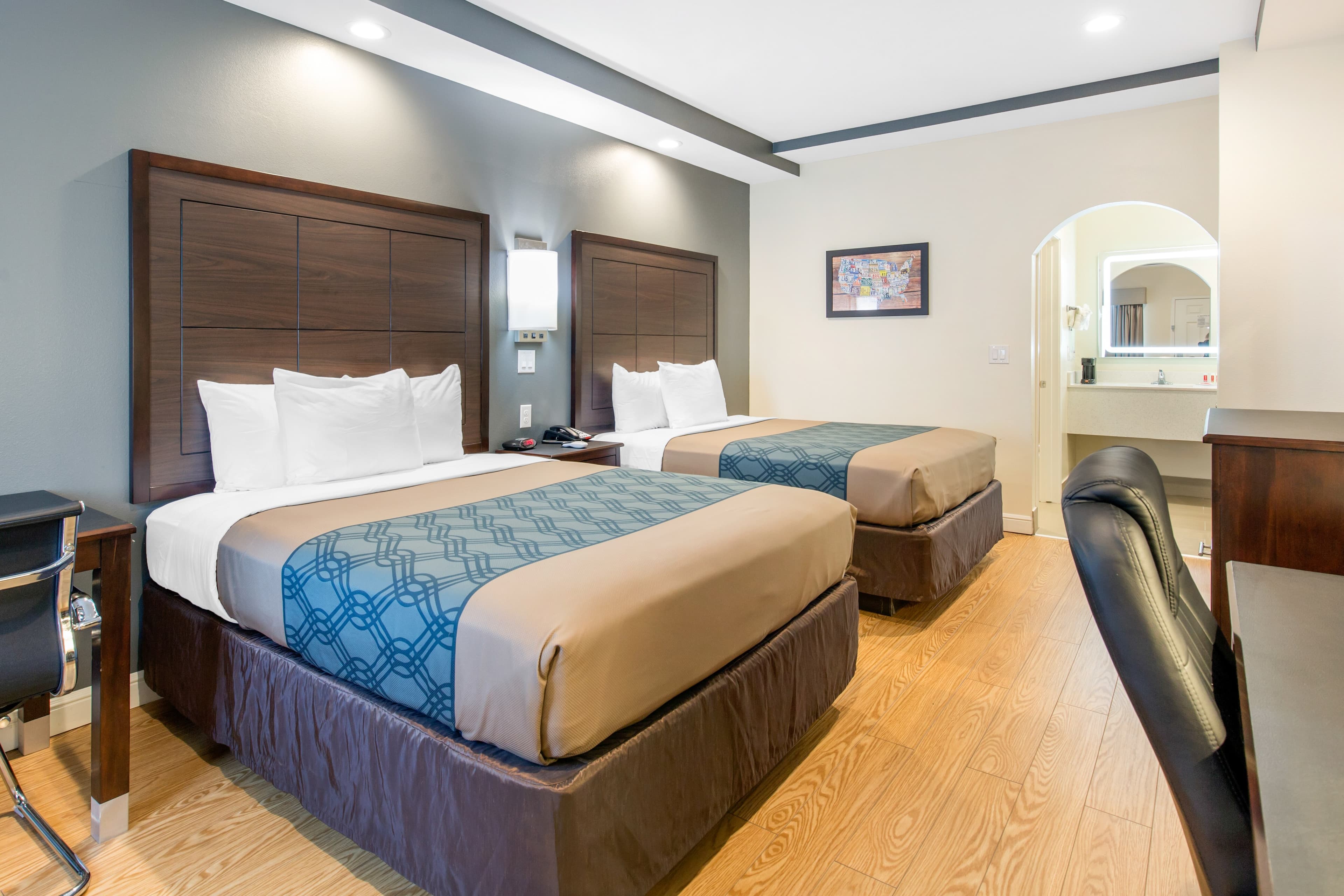 Econo Lodge Inn & Suites Houston Willowbrook — 13