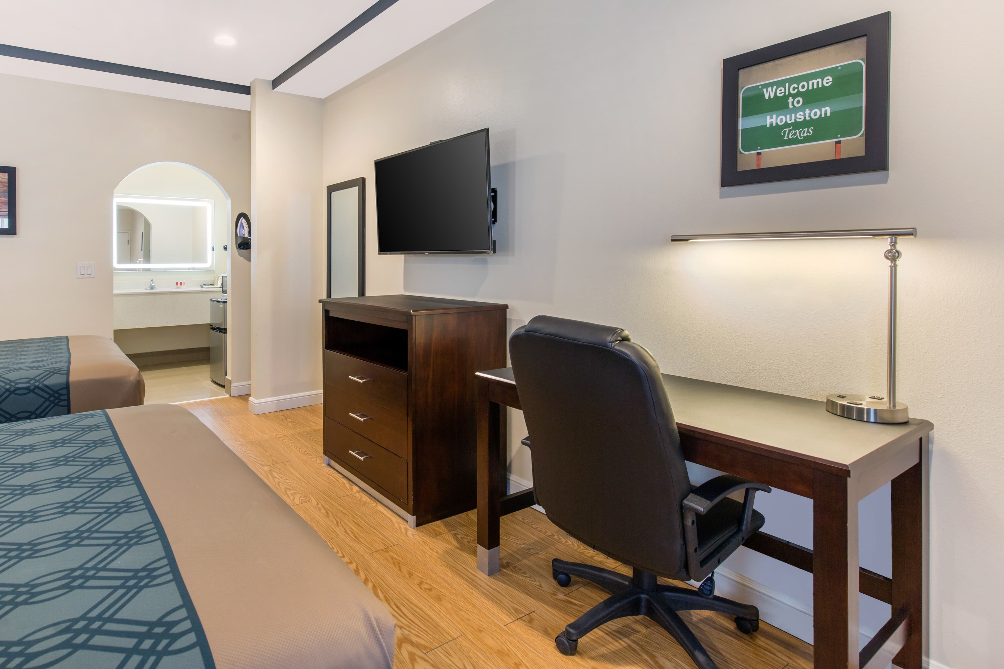 Econo Lodge Inn & Suites Houston Willowbrook — 14