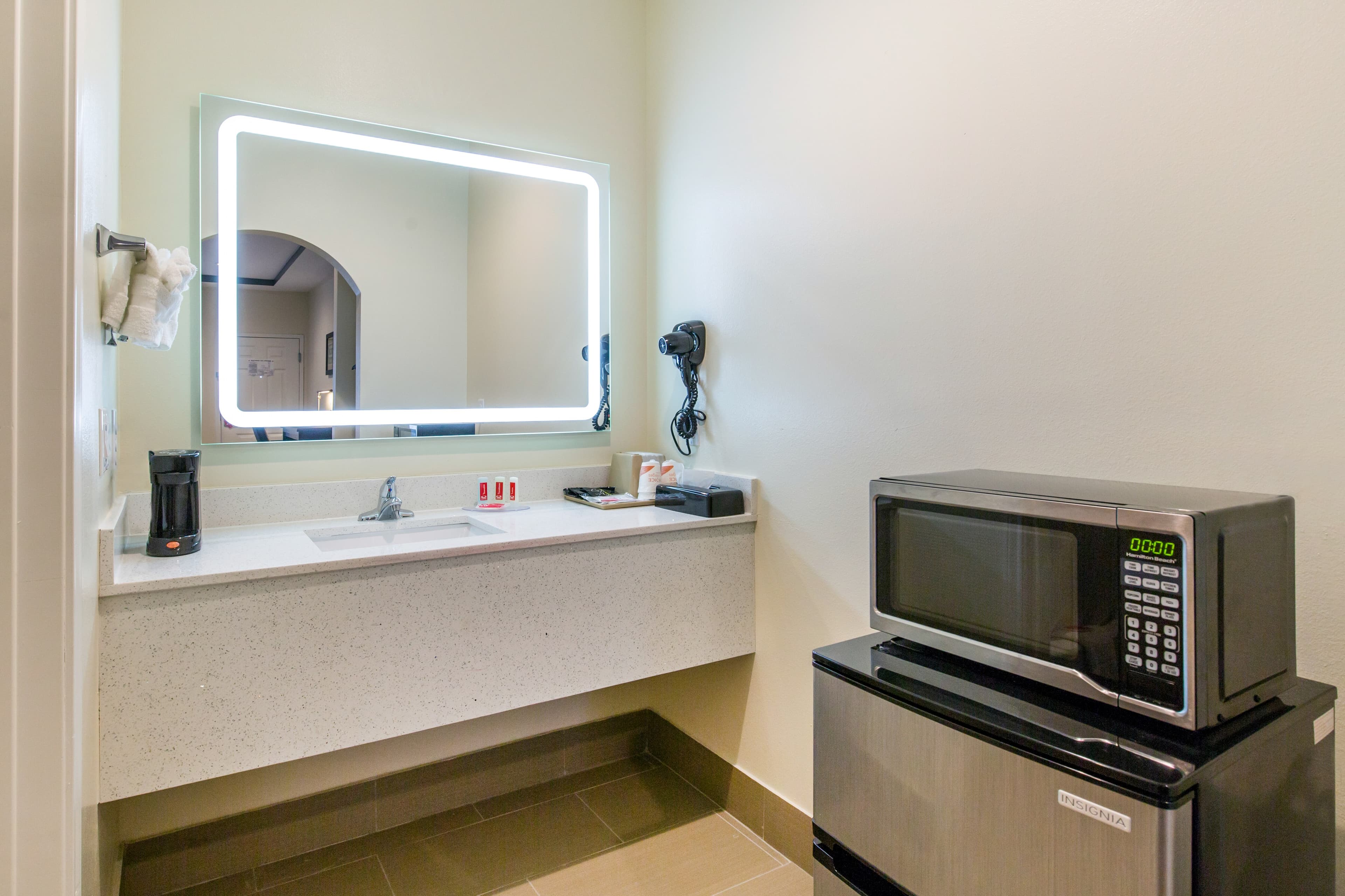 Econo Lodge Inn & Suites Houston Willowbrook — 17