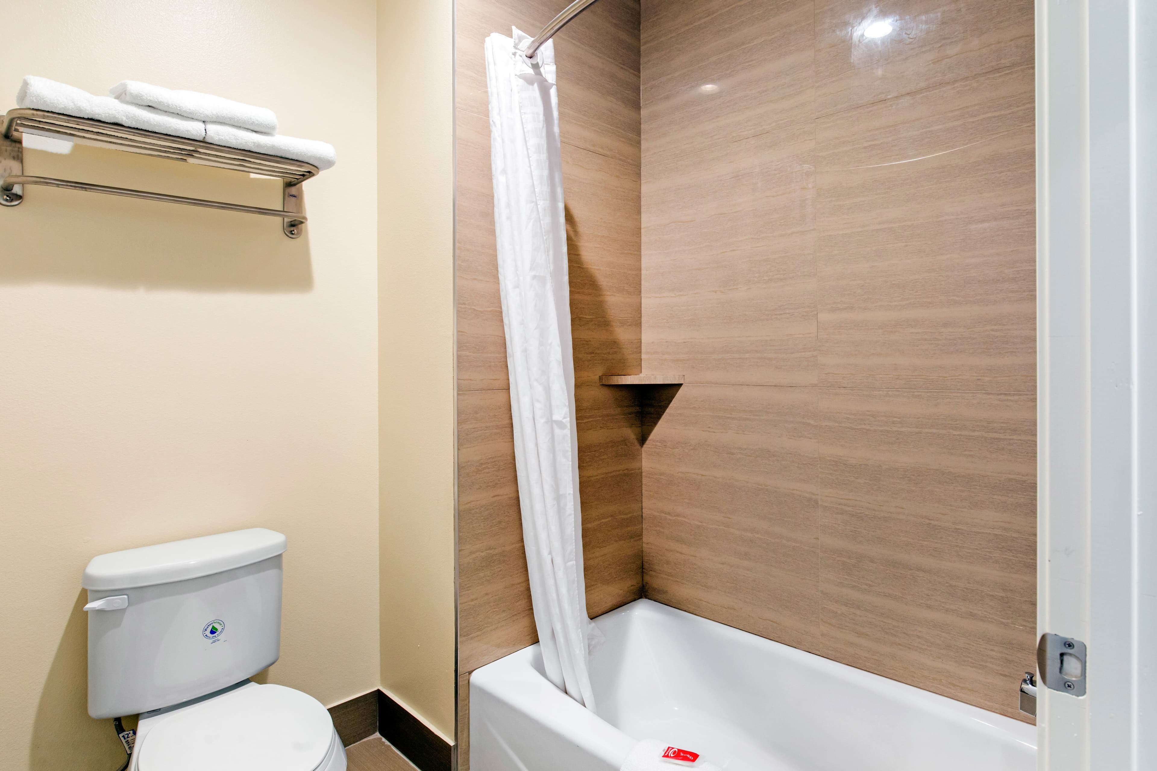 Econo Lodge Inn & Suites Houston Willowbrook — 18