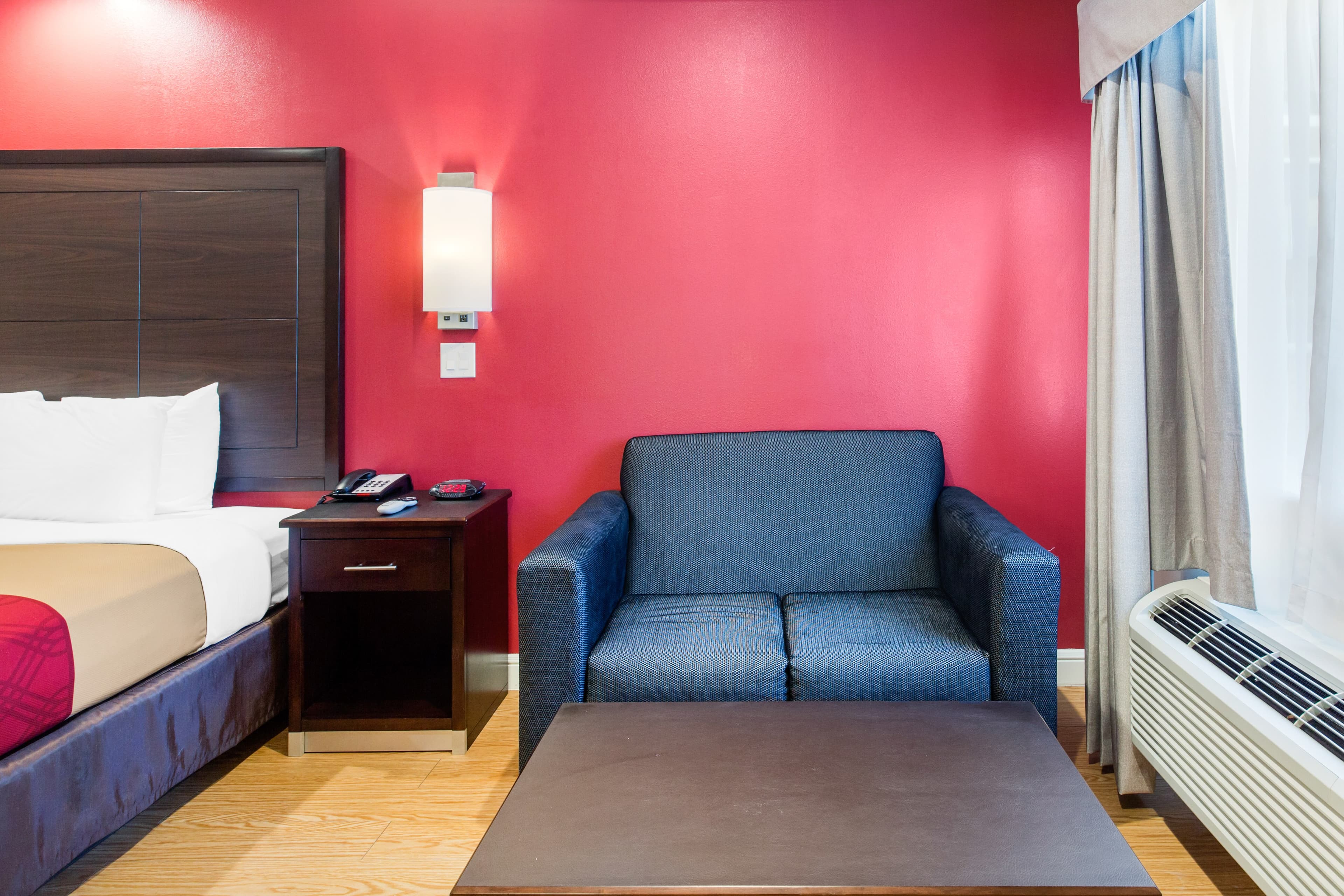 Econo Lodge Inn & Suites Houston Willowbrook — 25
