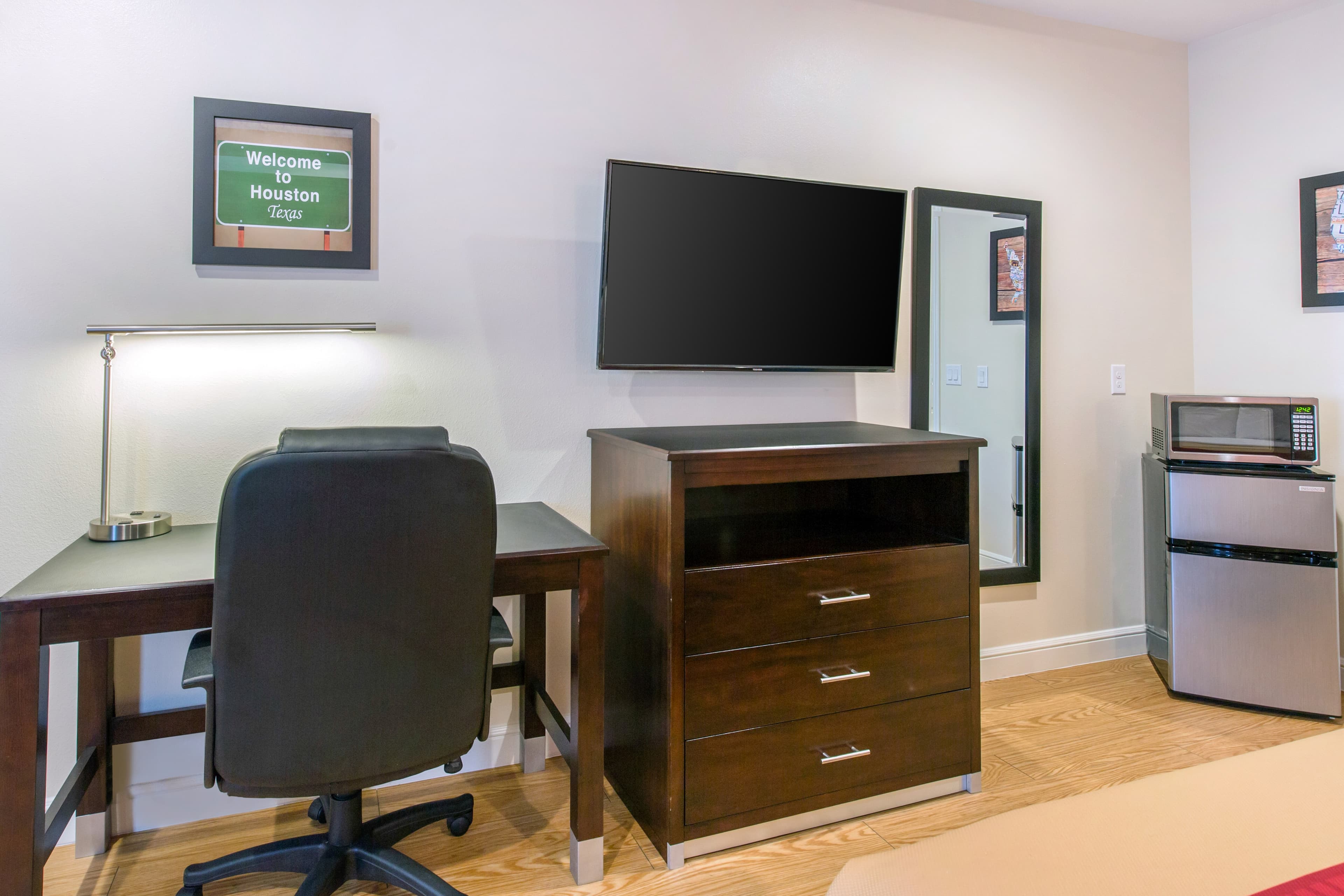 Econo Lodge Inn & Suites Houston Willowbrook — 26