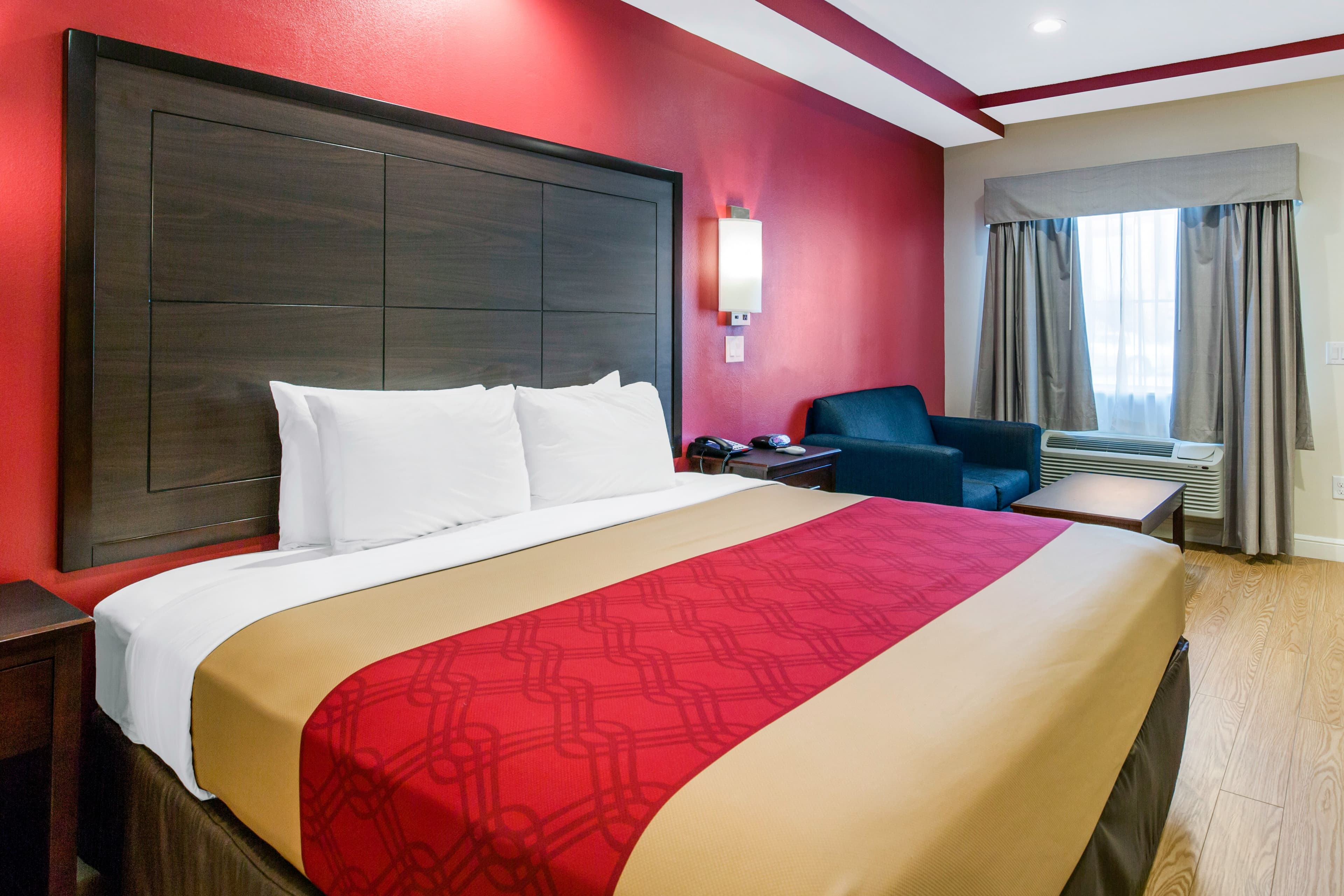 Econo Lodge Inn & Suites Houston Willowbrook — 27