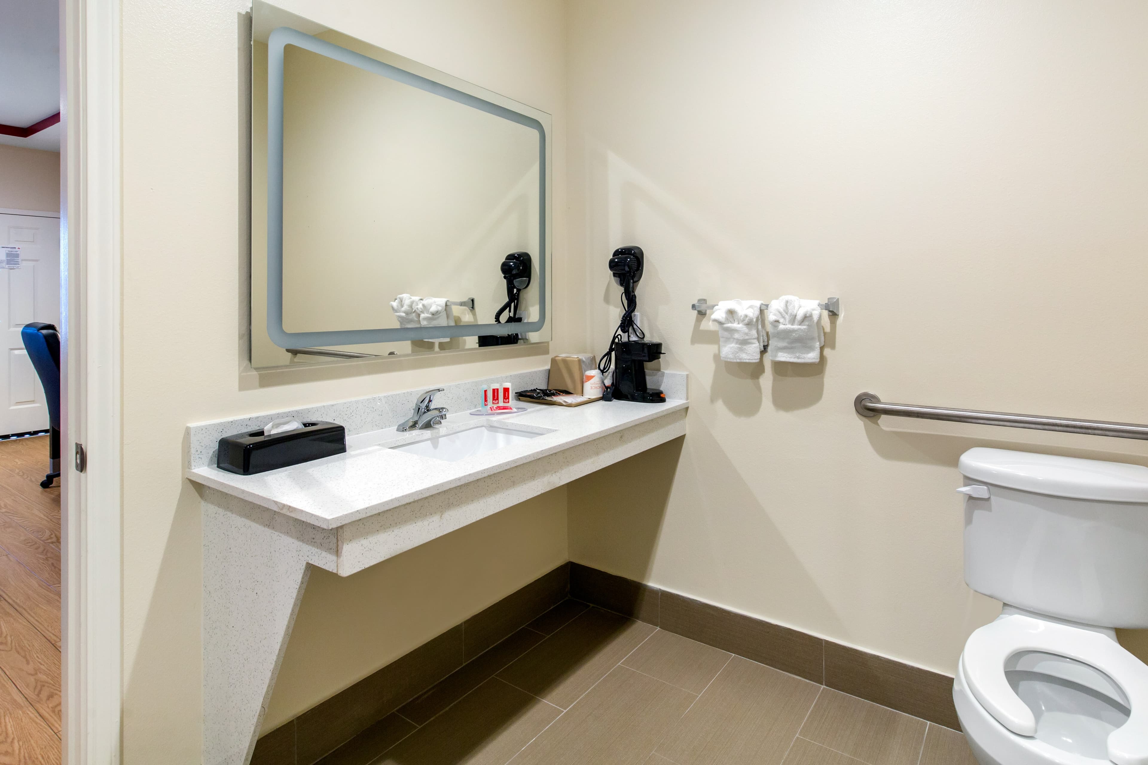 Econo Lodge Inn & Suites Houston Willowbrook — 28